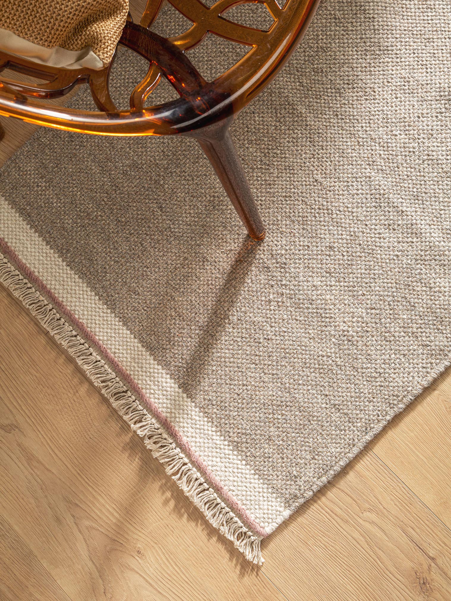 Teppich aus 60% Wolle, 40% Baumwolle in Grau mit bis 5 mm hohem Flor von benuta Pop