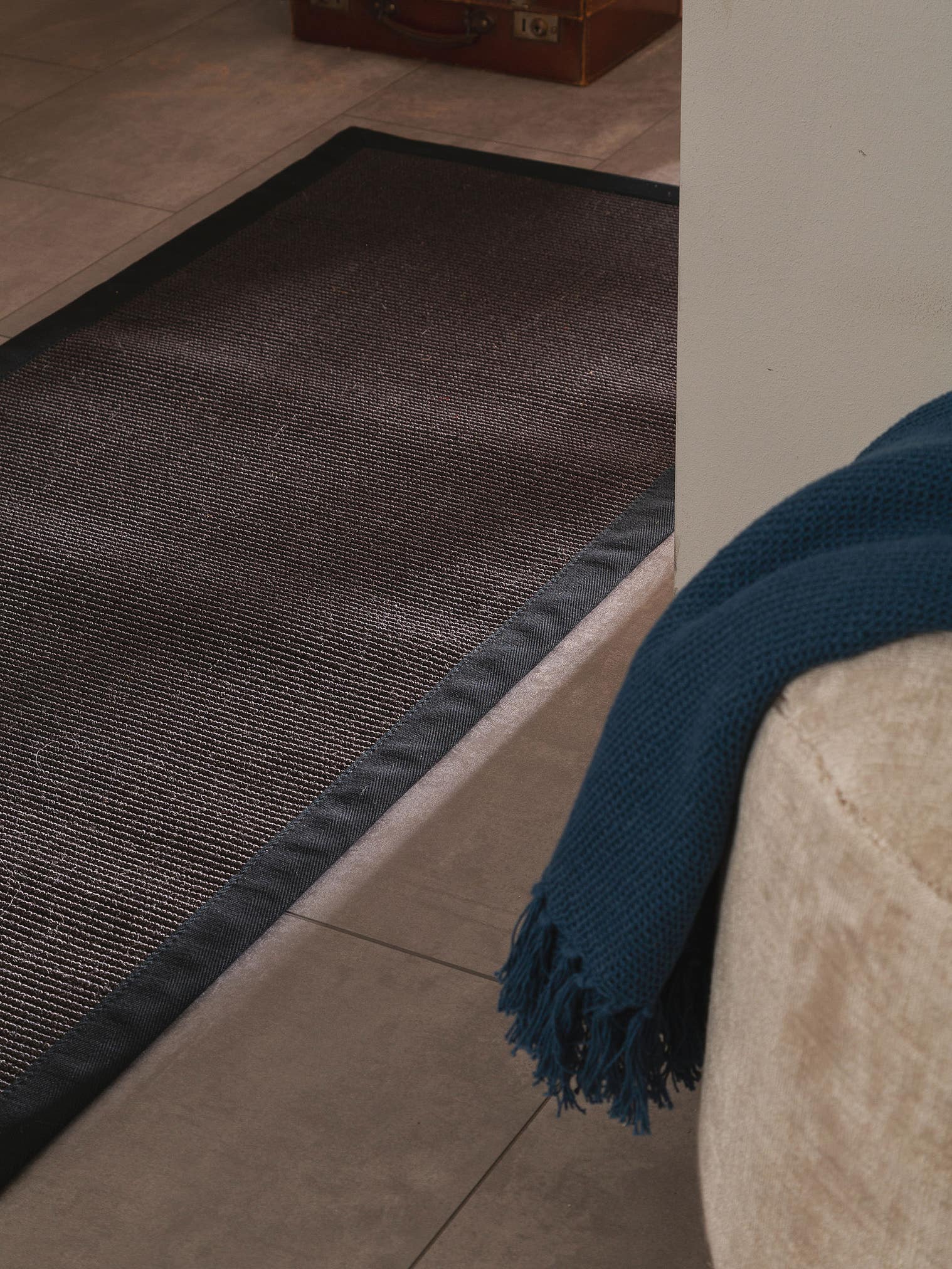 Rug made of 100% Sisal in Black with a 1- 5 mm high pile by benuta Nest