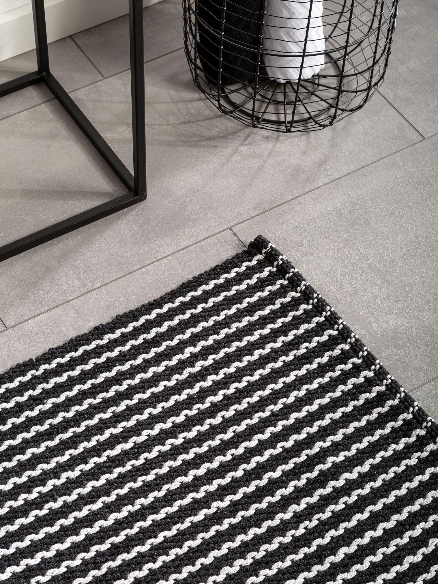 Rug made of 100% Cotton in Black/White with a 1- 5 mm high pile by benuta Nest
