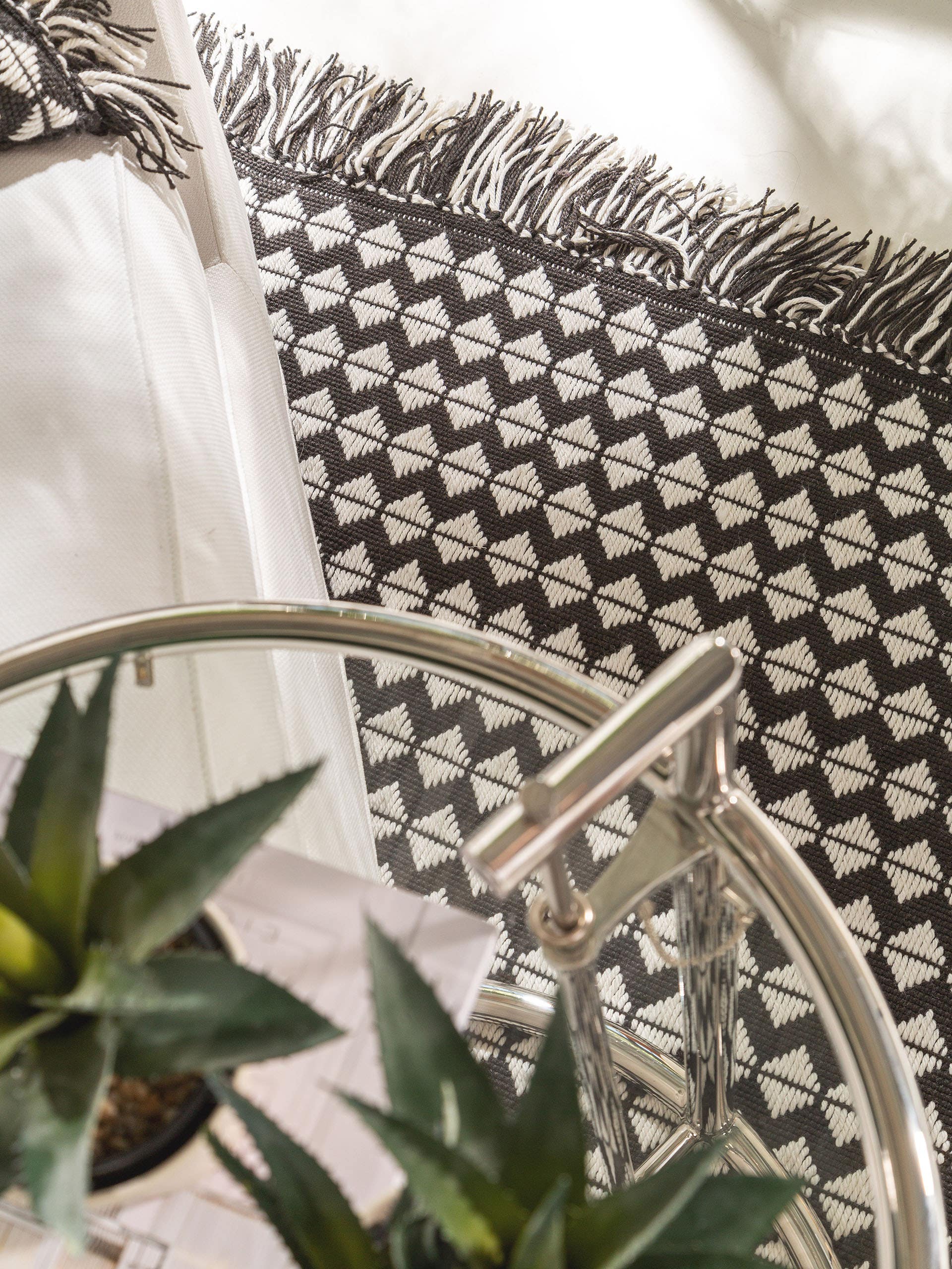 Matta av 100% Polyester i Svart/vit med 1- 5 mm hög lugg från benuta Pure