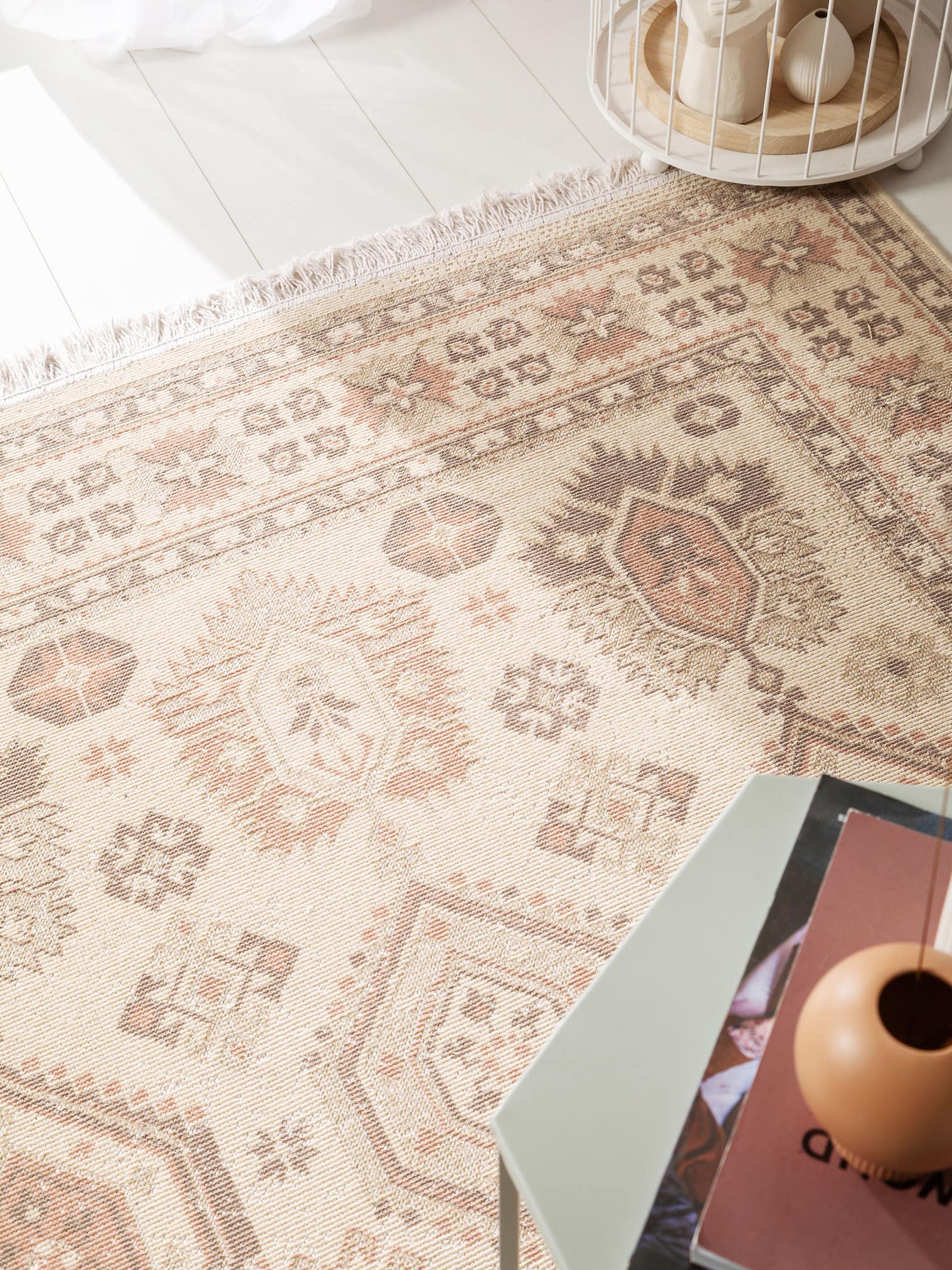 Matto 60% puuvillaa, 40% polypropeeniaa värissä Beige enintään 5 mm korkealla nukalla merkiltä benuta Pop