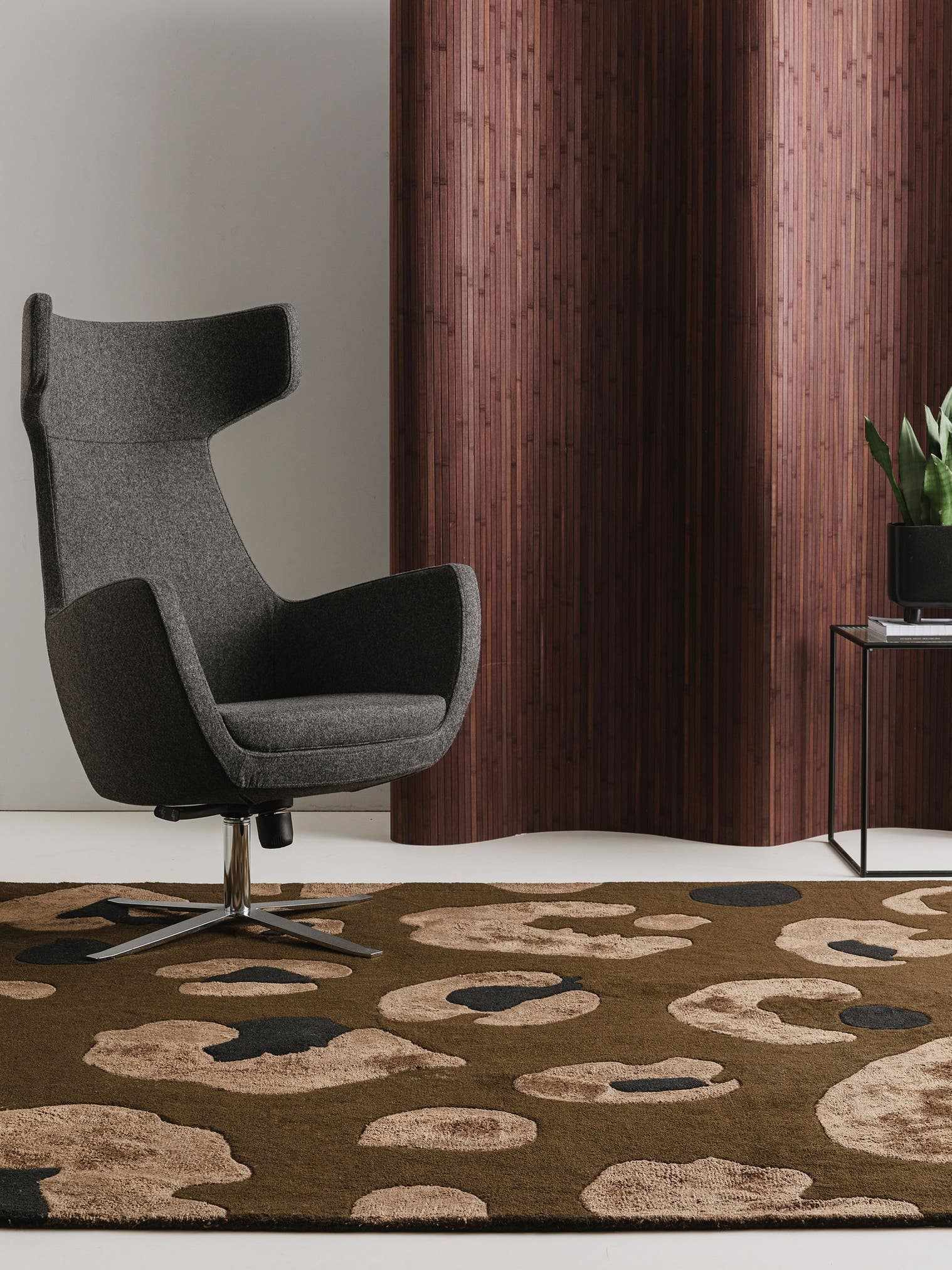 Teppich aus 50% Wolle, 50% Viskose in Grün mit 6 bis 10 mm hohem Flor von benuta