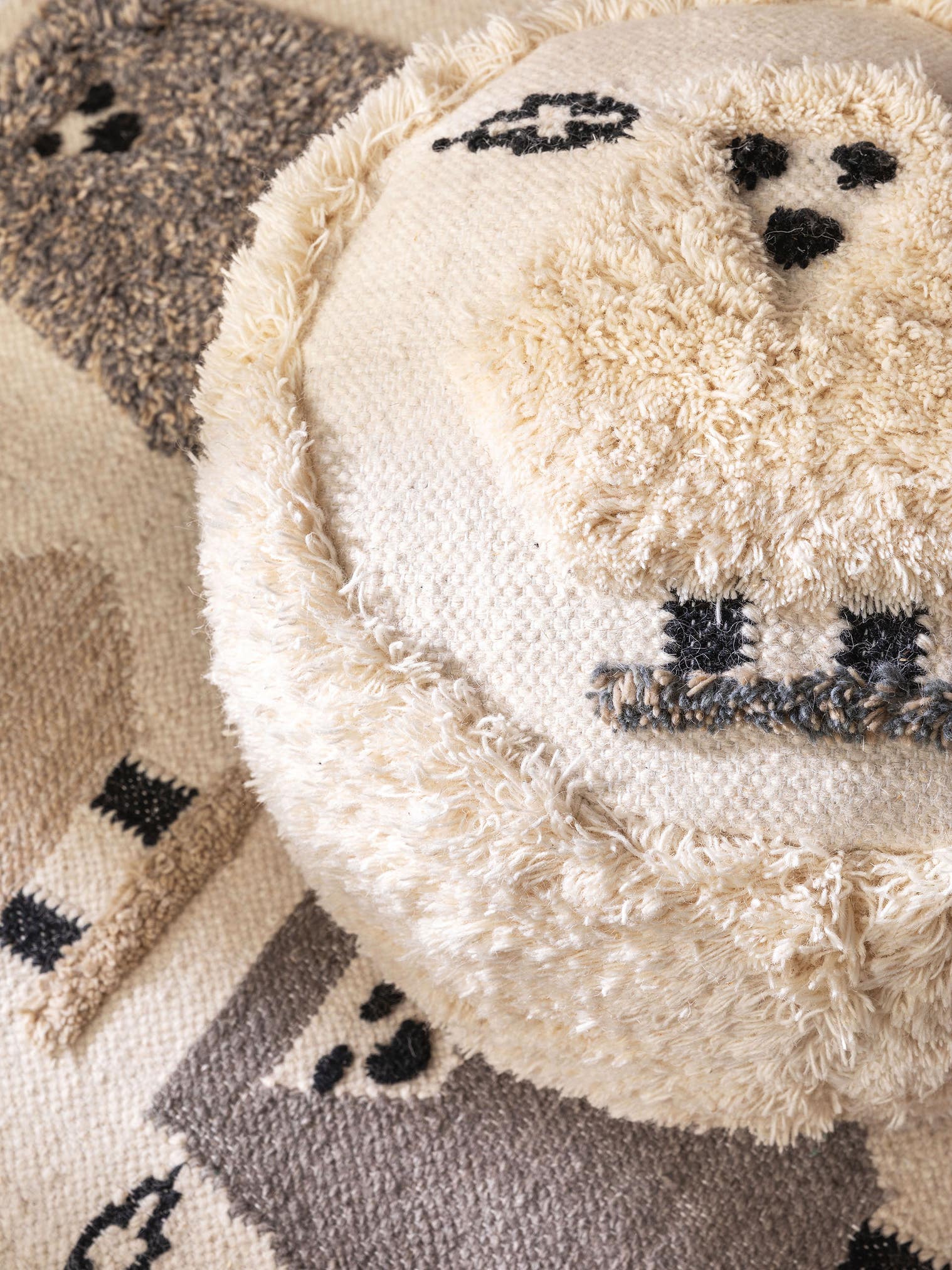 Pouf Shawn Ivory med -design i 80% Wool, 20% Polyester från Lytte