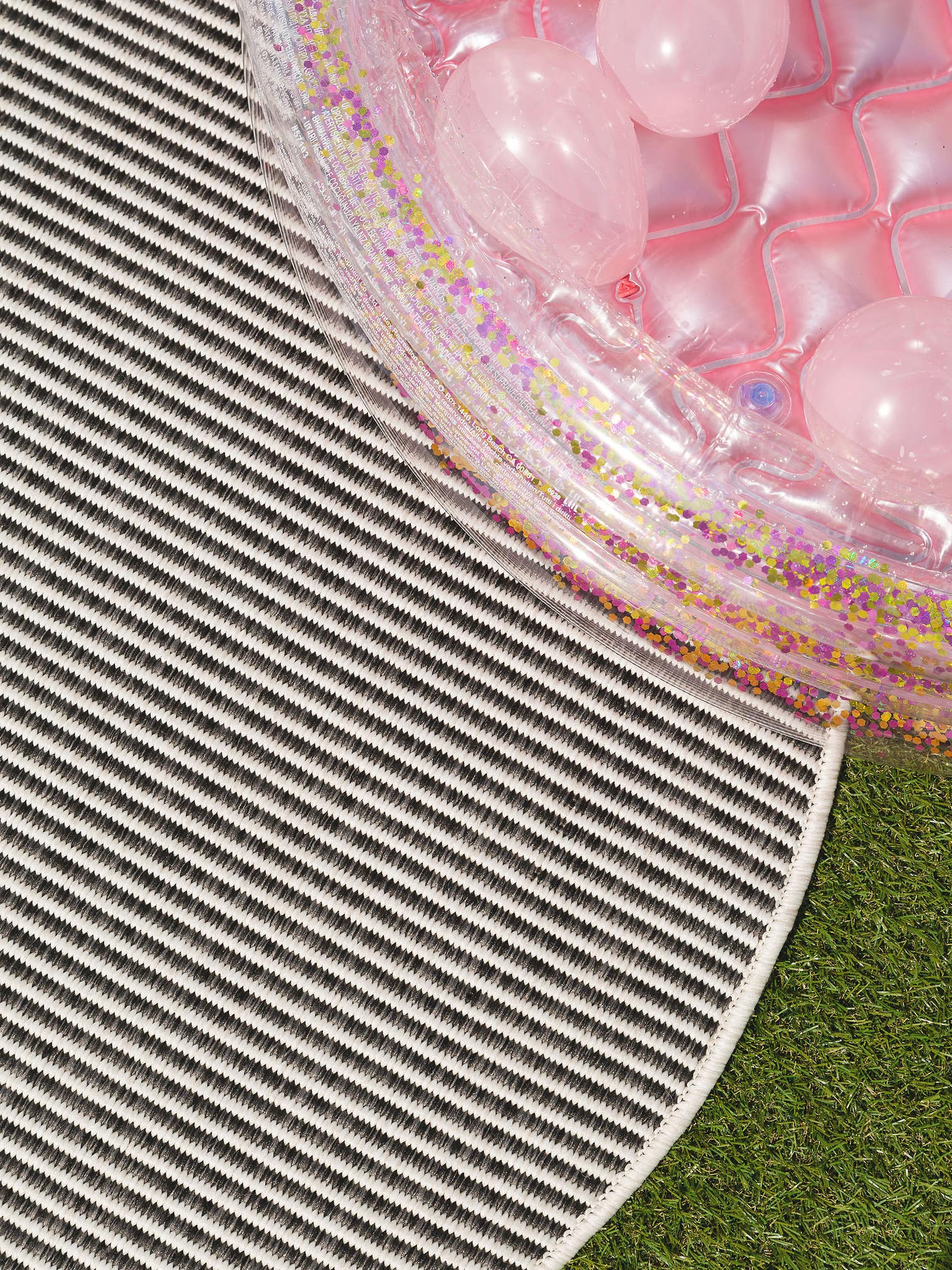 Tapis en 100% Polypropylène en Noir avec une pile de 1- 5 mm de hauteur de benuta