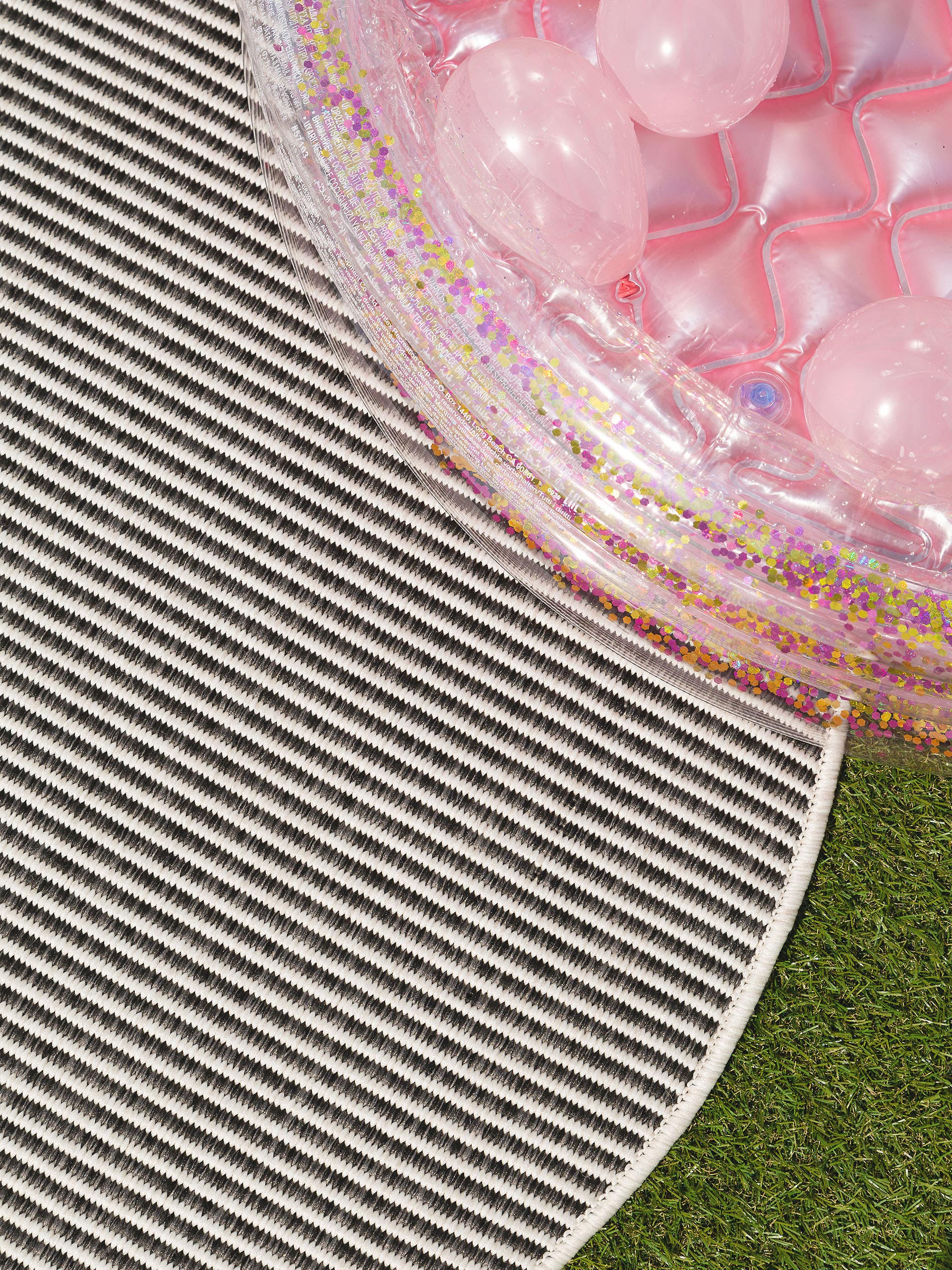 Rug made of 100% Polypropylene in Black with a 1- 5 mm high pile by benuta
