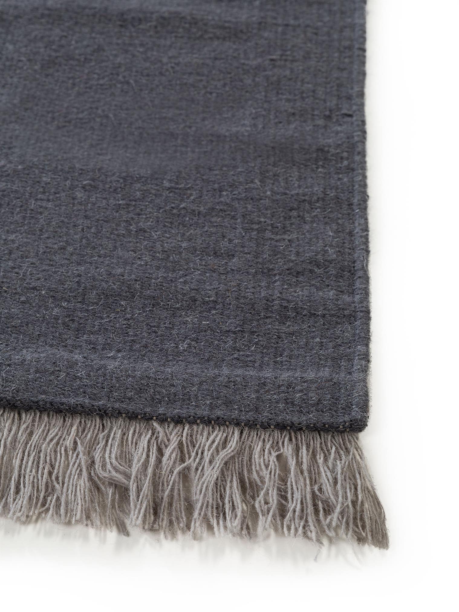 Teppich aus 100% Wolle in Grau mit bis 5 mm hohem Flor von benuta Pop