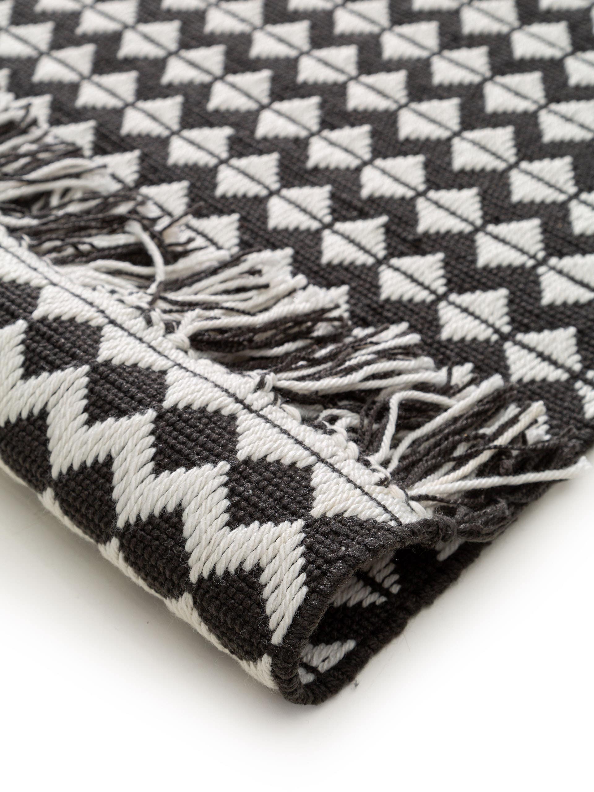 Matta av 100% Polyester i Svart/vit med 1- 5 mm hög lugg från benuta Pure