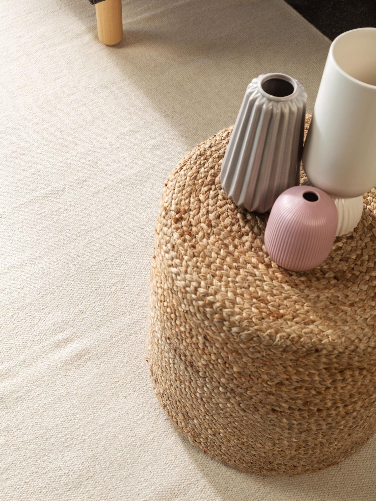 Teppich aus 90% Wolle, 10% Baumwolle in Grau mit bis 5 mm hohem Flor von benuta Pop