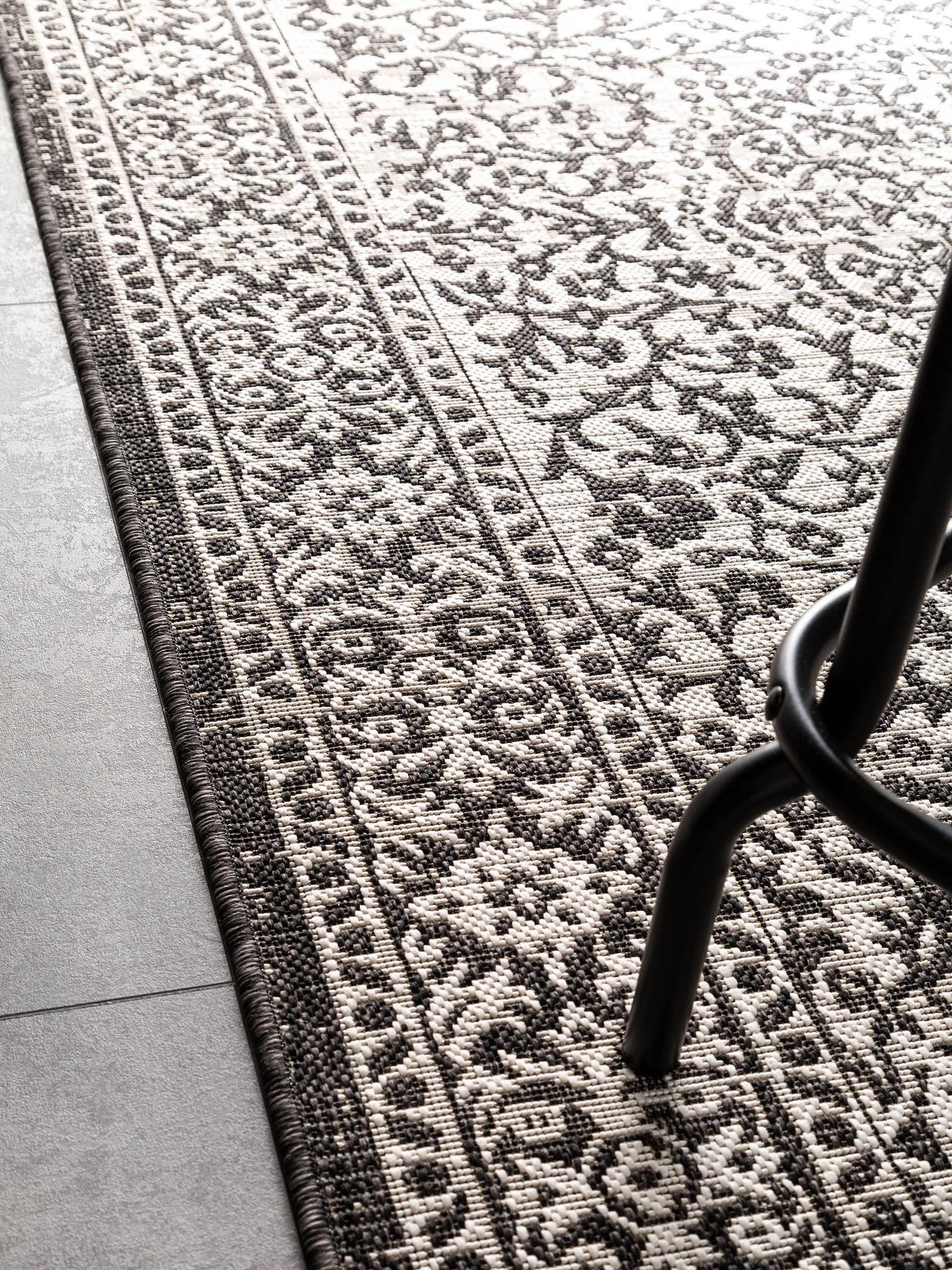 Teppich aus 100% Polypropylen in Schwarz/Weiß mit bis 5 mm hohem Flor von benuta Nest