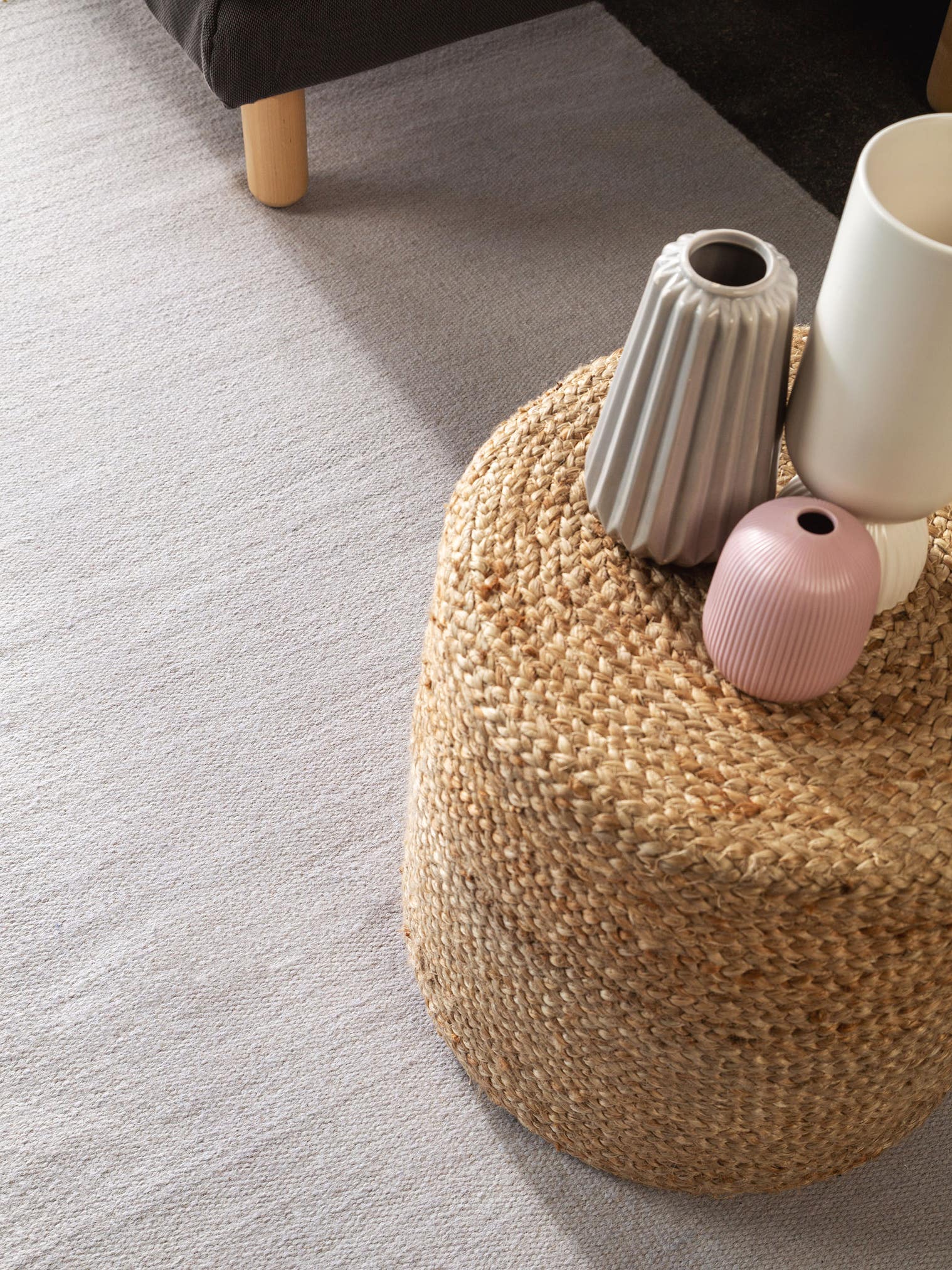 Teppich aus 90% Wolle, 10% Baumwolle in Grau mit bis 5 mm hohem Flor von benuta Pop