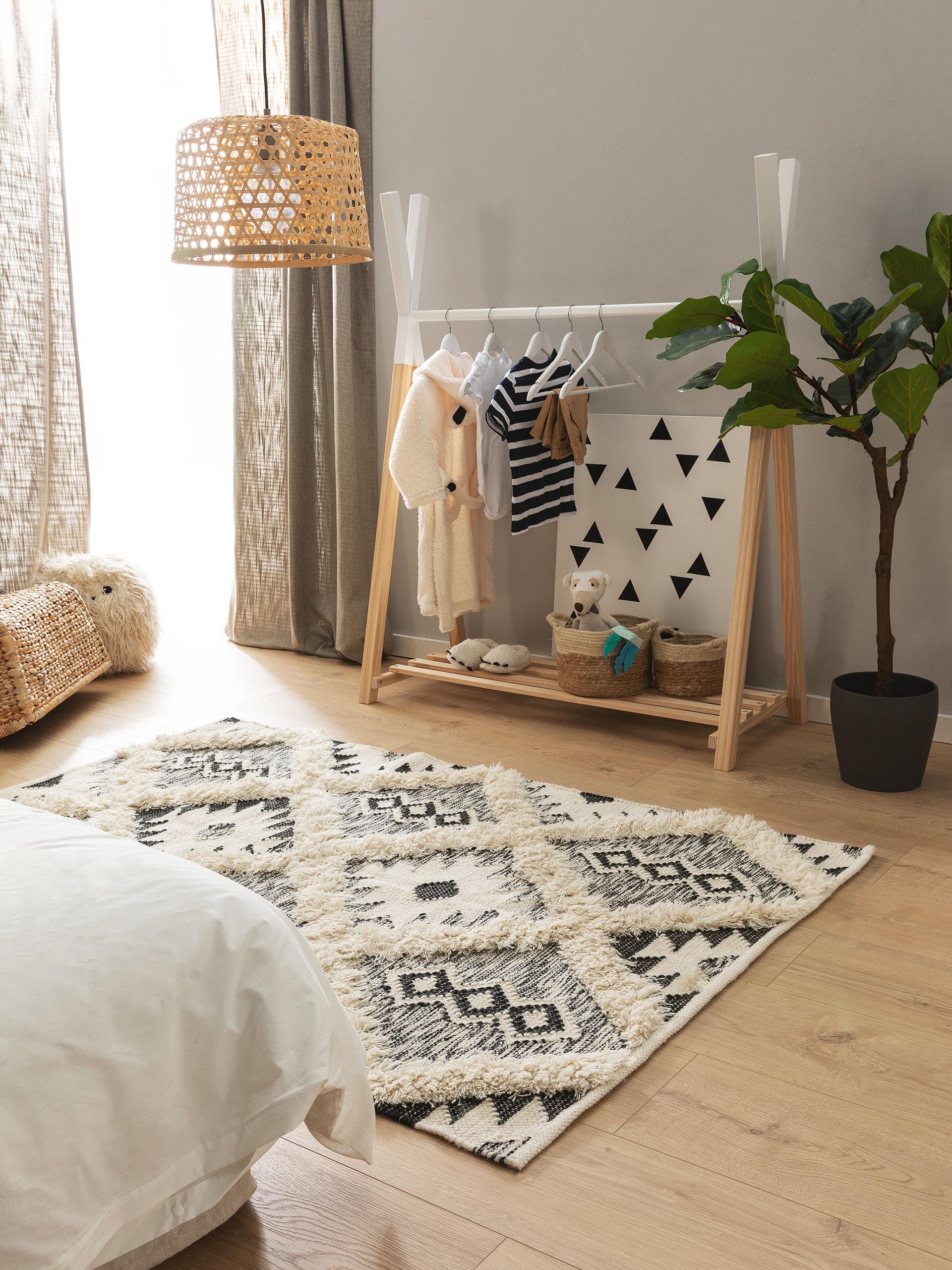 Rug made of 80% wool, 20% cotton in Black/White with a 11 - 20 mm high pile by Lytte