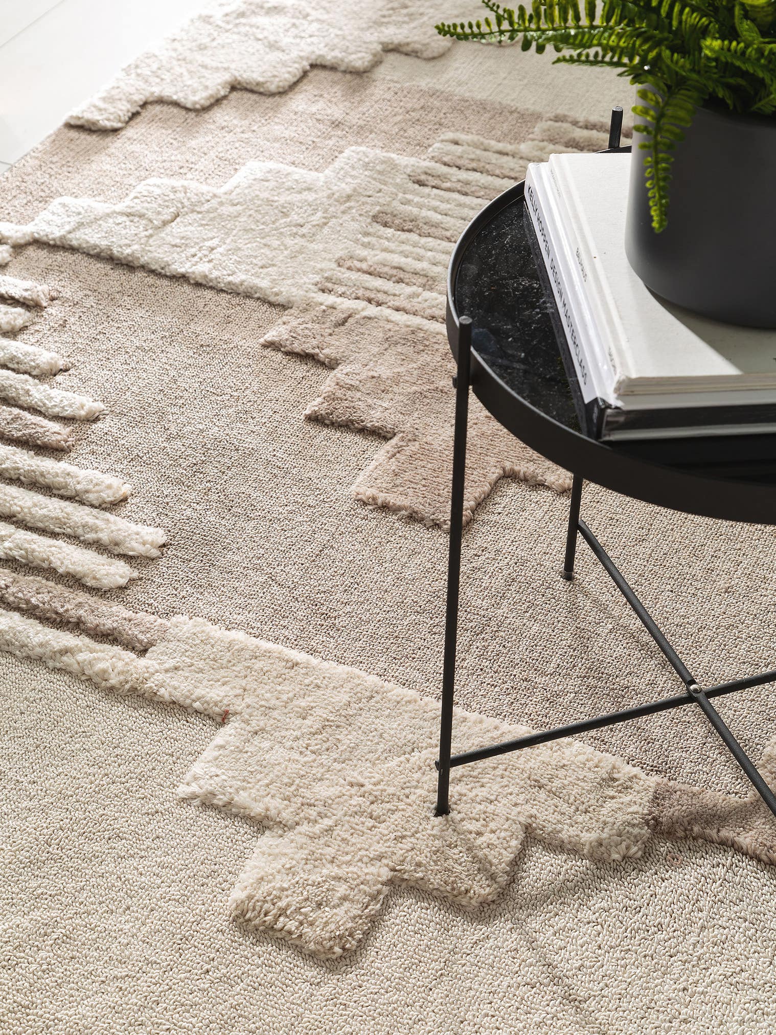 Teppe av 100 % polyester i Beige med 11 til 20 mm høy lugg fra benuta Pop