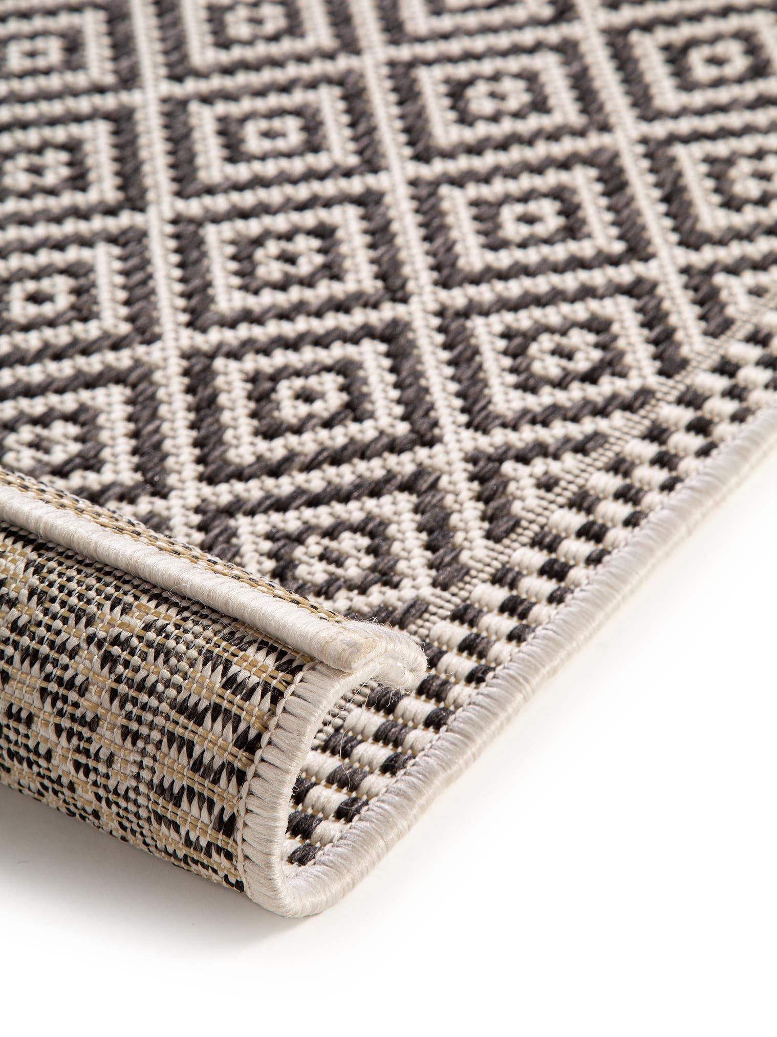 Teppich aus 100% Polypropylen in Schwarz/Weiß mit bis 5 mm hohem Flor von benuta Nest