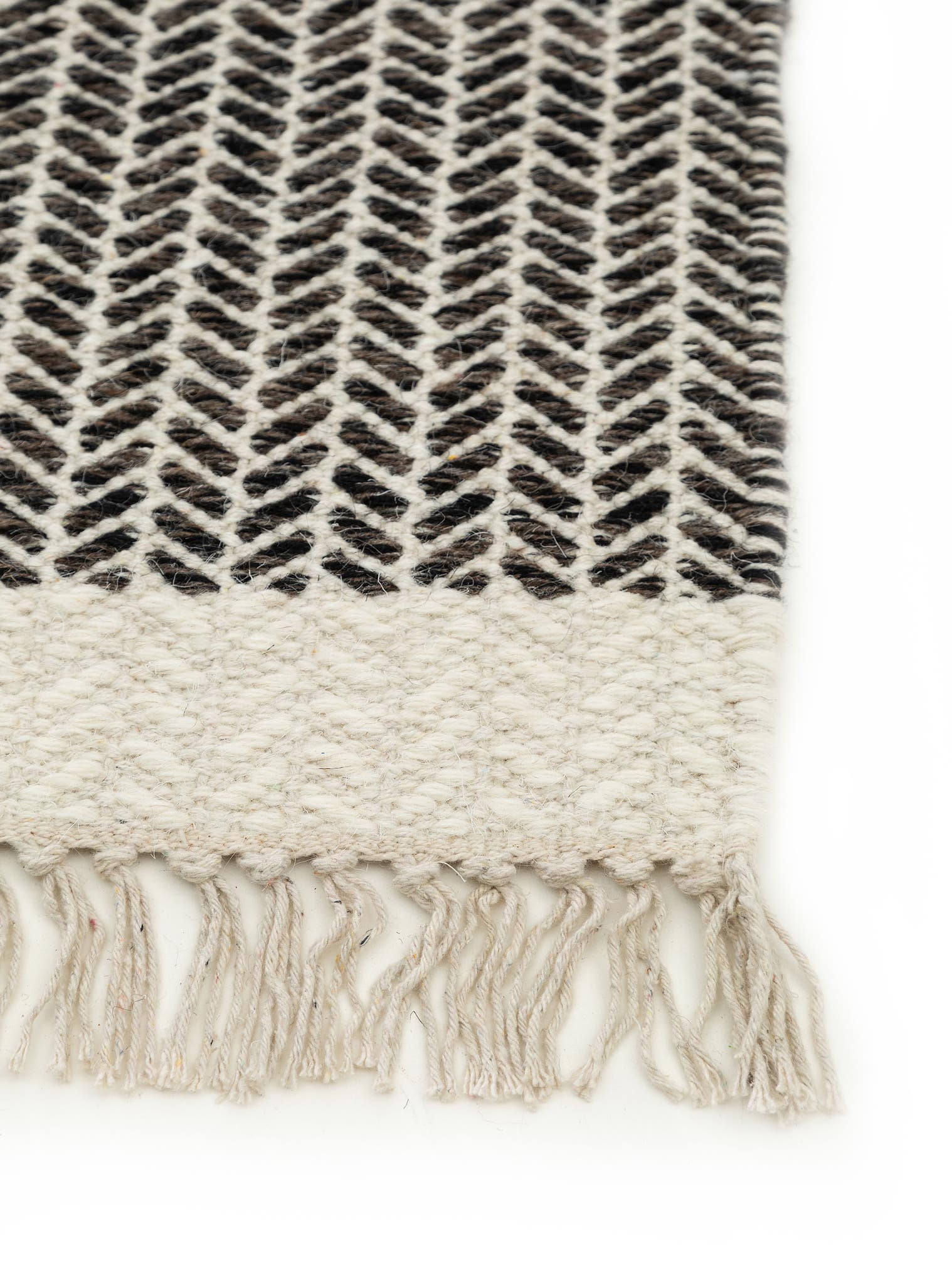Teppich aus 60% Wolle, 40% Baumwolle in Schwarz/Weiß mit bis 5 mm hohem Flor von benuta Pure