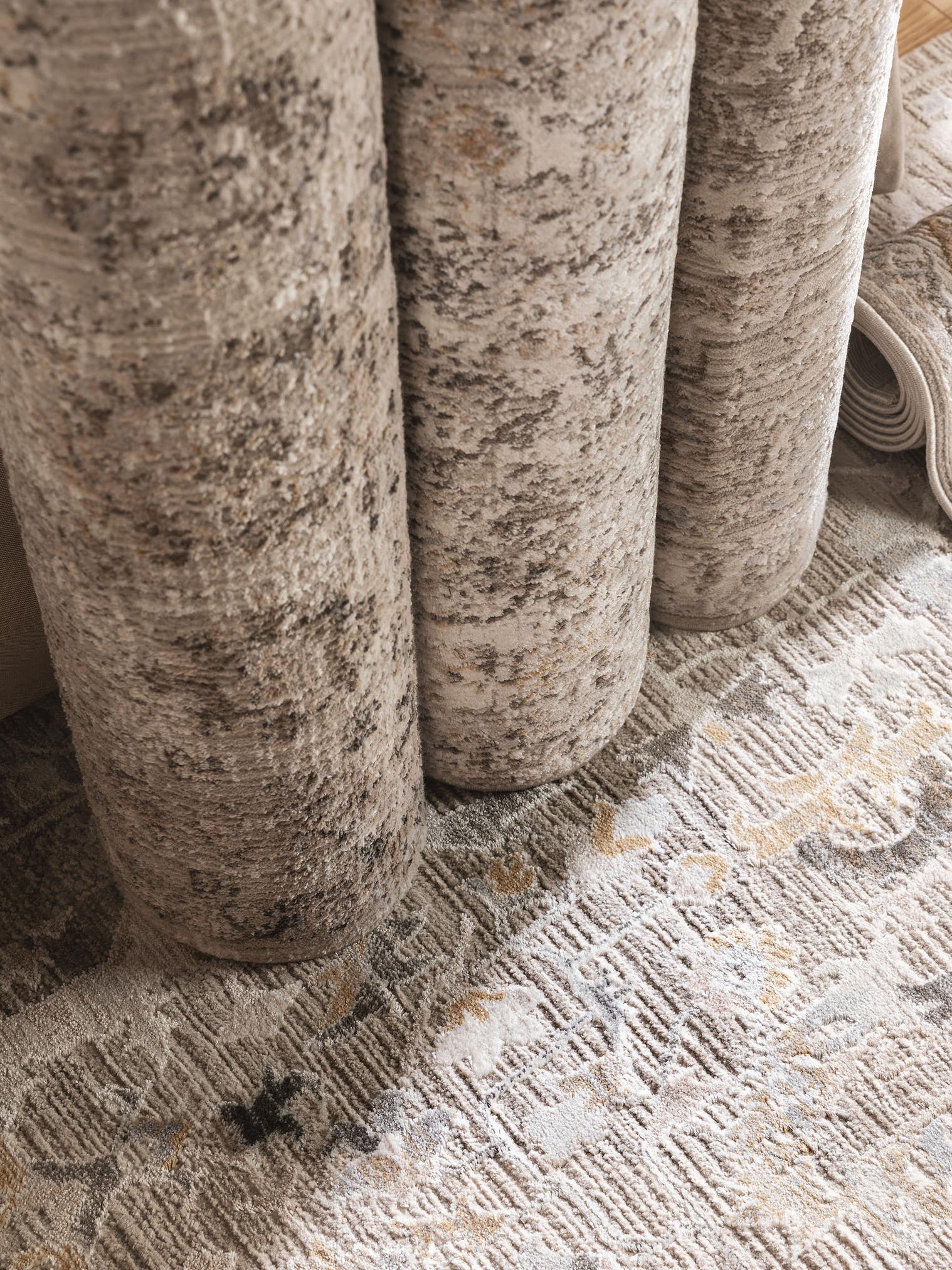 Teppich aus 65% Viskose, 35% Polyester in Grau mit 6 bis 10 mm hohem Flor von benuta Nest