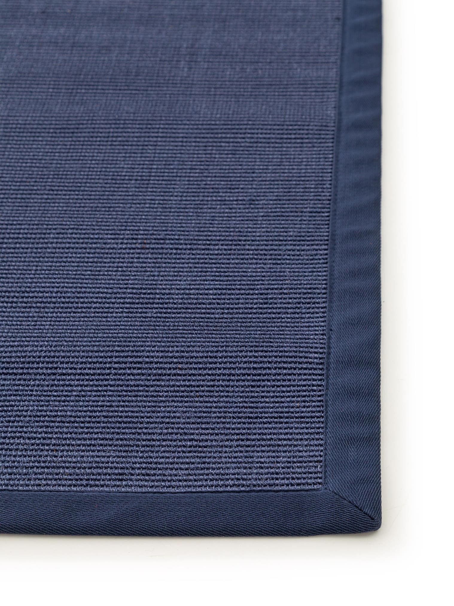 Teppich aus 100% Sisal in Blau mit bis 5 mm hohem Flor von benuta Nest
