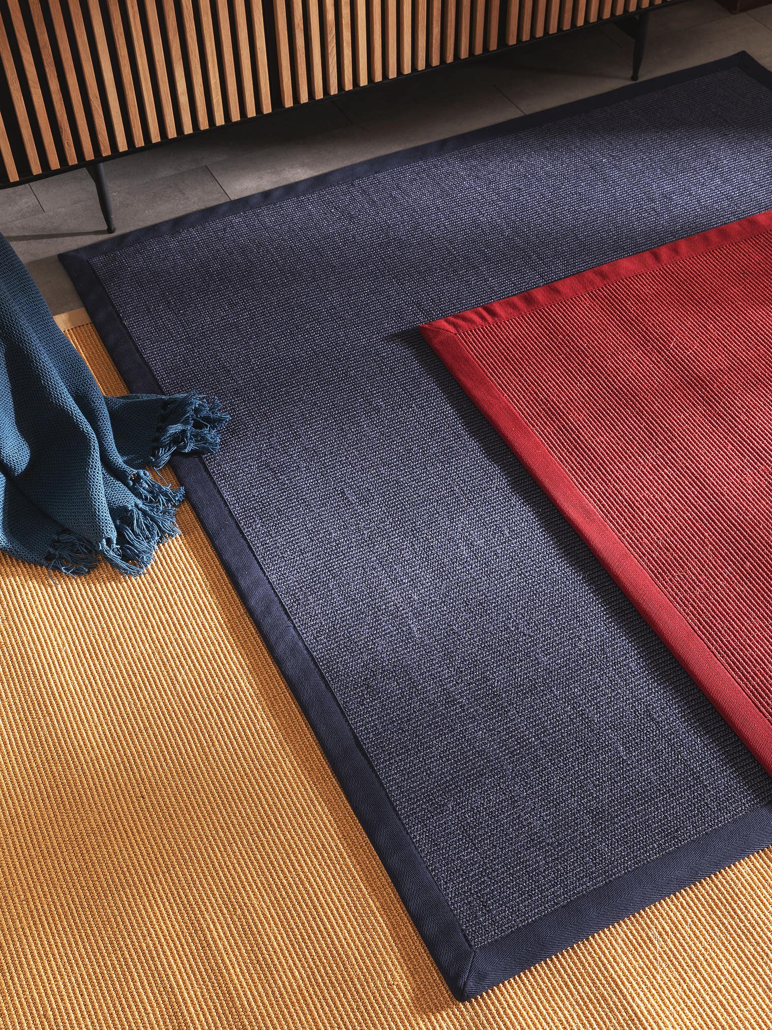 Teppich aus 100% Sisal in Blau mit bis 5 mm hohem Flor von benuta Nest