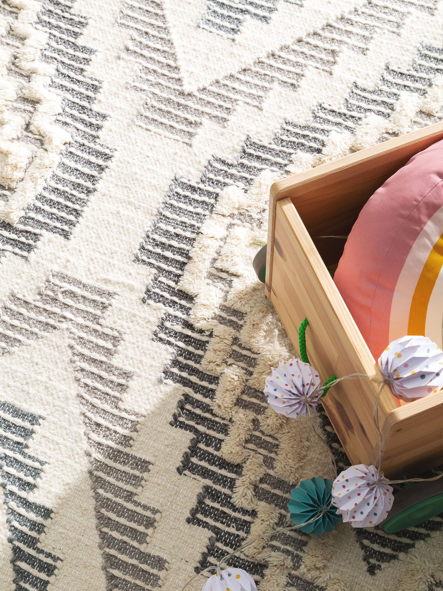Teppich aus 70% Wolle, 30% Polyester in Grau mit 6 bis 10 mm hohem Flor von Lytte
