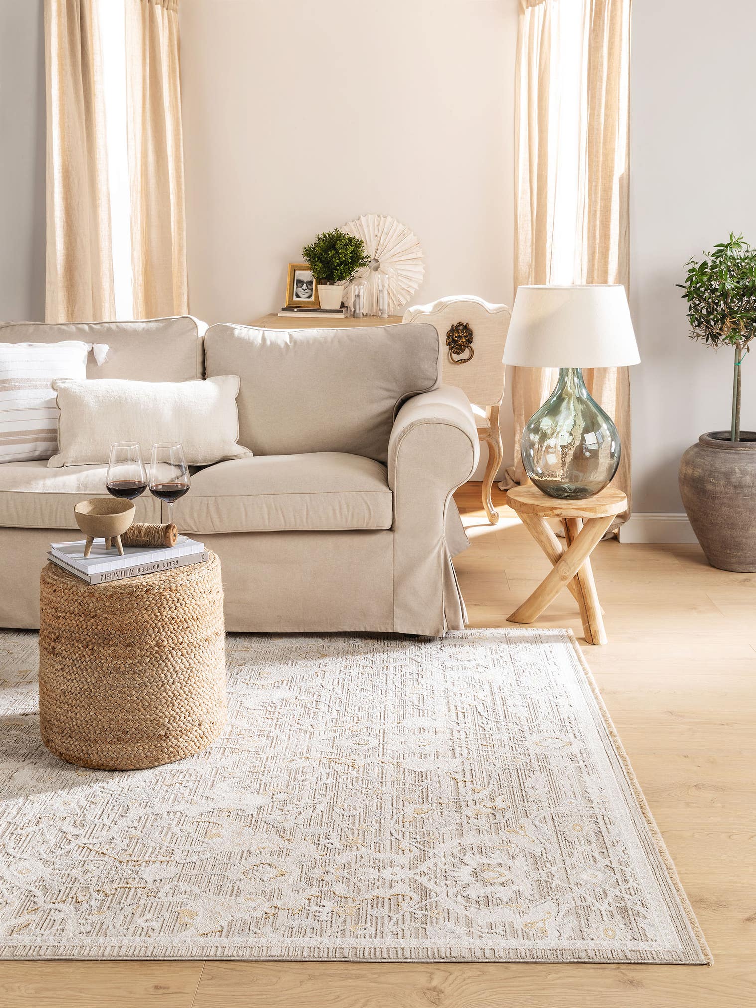 Teppich aus 65% Viskose, 35% Polyester in Beige mit 6 bis 10 mm hohem Flor von benuta Nest