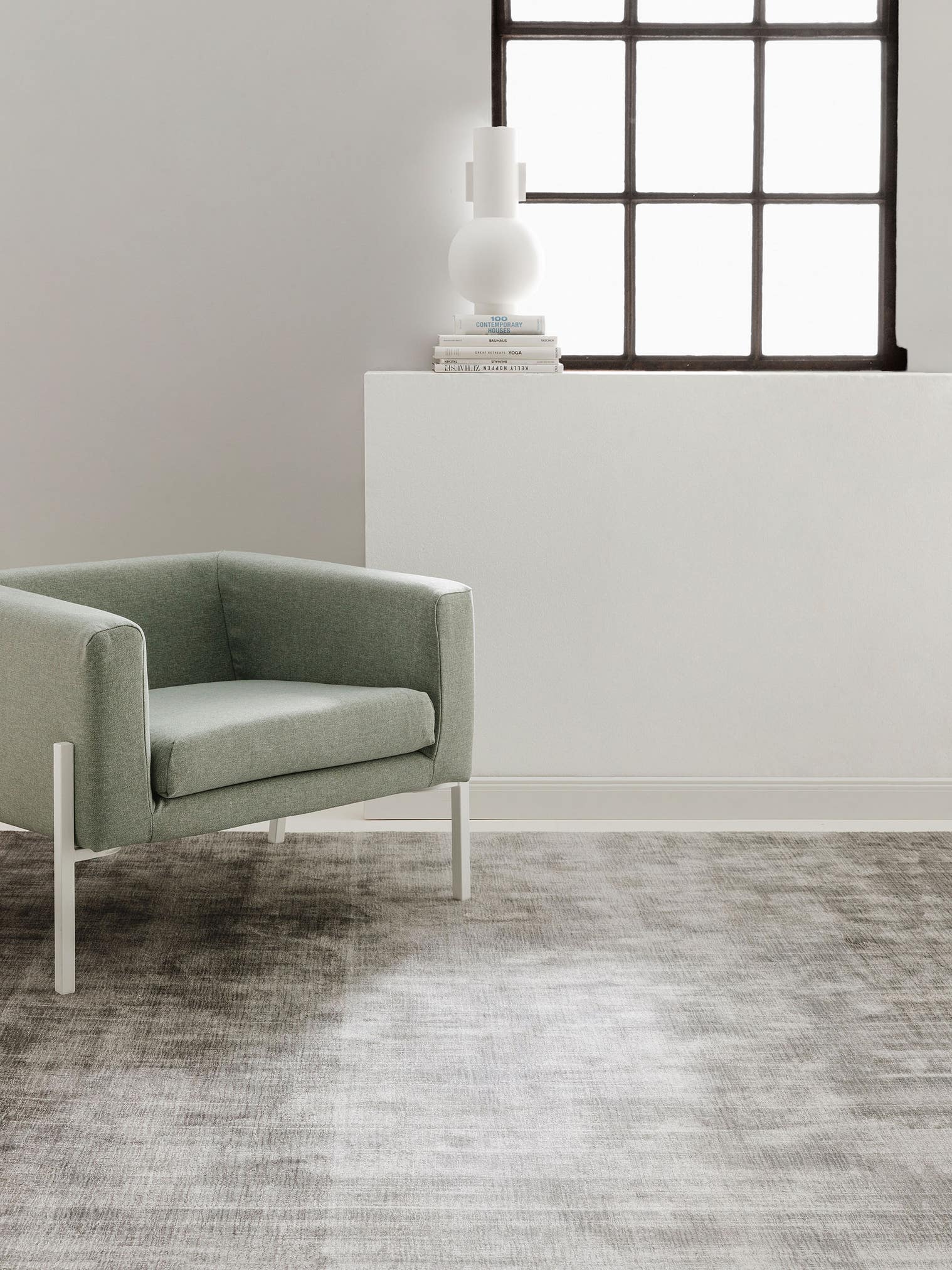 Teppich aus 100% Viskose in Grau mit 6 bis 10 mm hohem Flor von benuta Finest