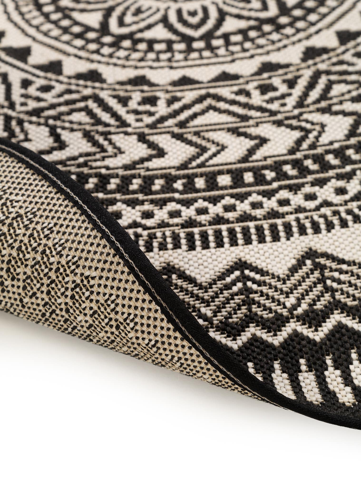 Teppich aus 100% Polypropylen in Schwarz/Weiß mit 6 bis 10 mm hohem Flor von benuta Nest