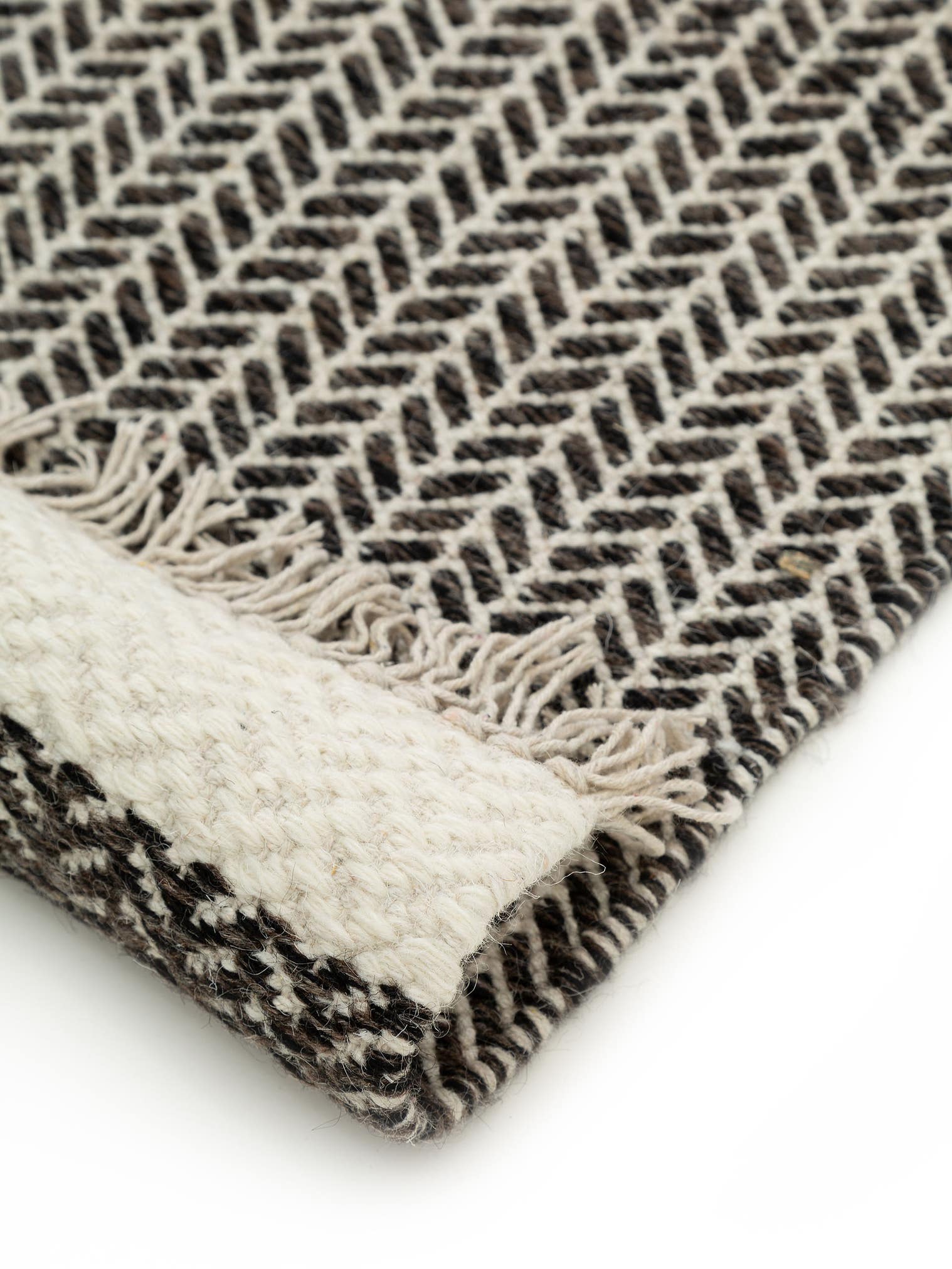 Teppich aus 60% Wolle, 40% Baumwolle in Schwarz/Weiß mit bis 5 mm hohem Flor von benuta Pure