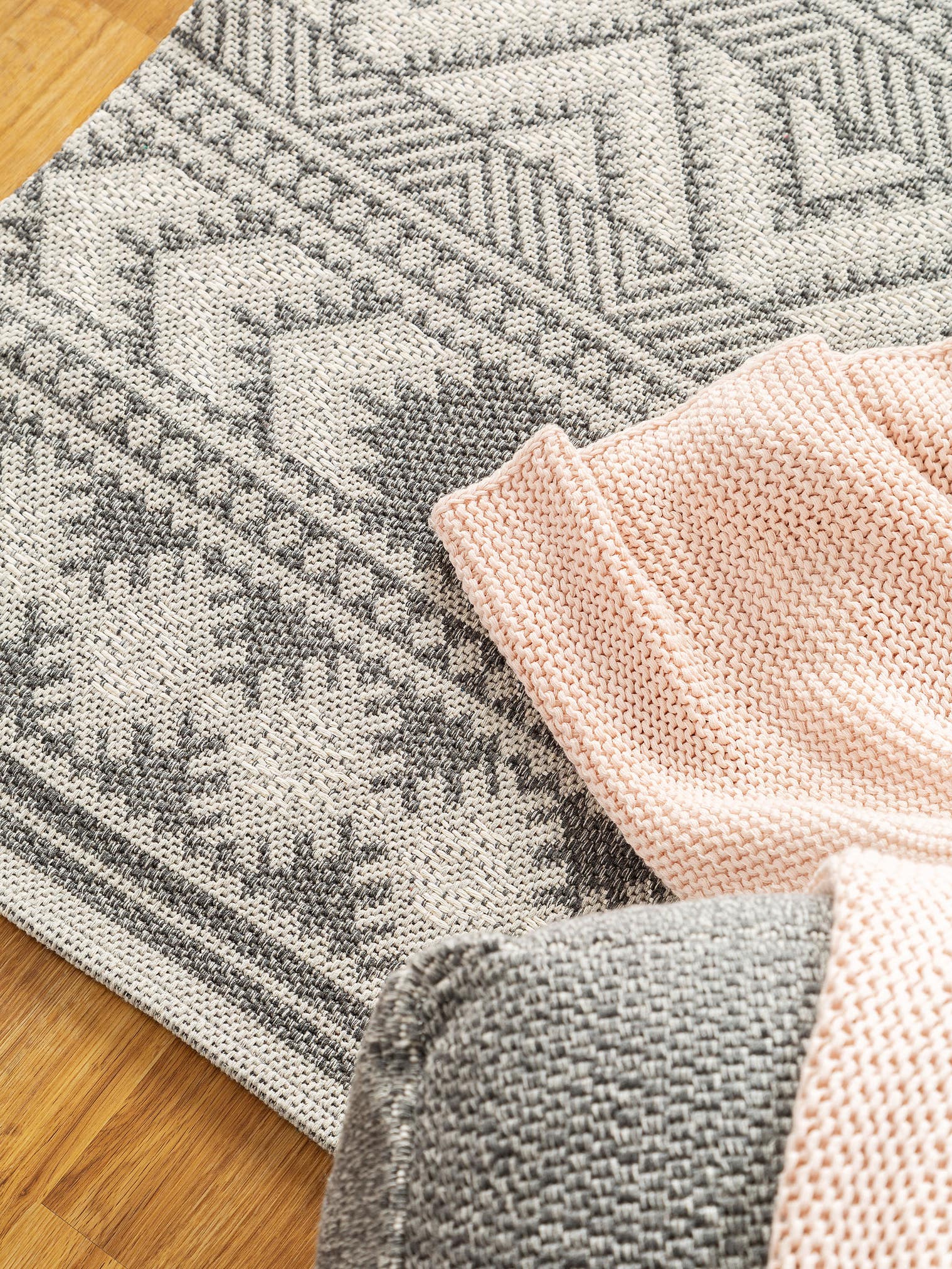 Teppich aus 100% Baumwolle in Grau mit bis 5 mm hohem Flor von benuta
