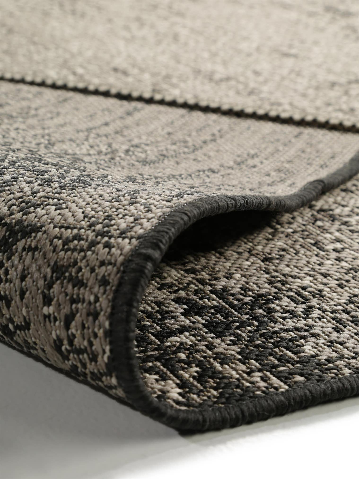 Teppich aus 100% Polypropylen in Schwarz mit bis 5 mm hohem Flor von benuta
