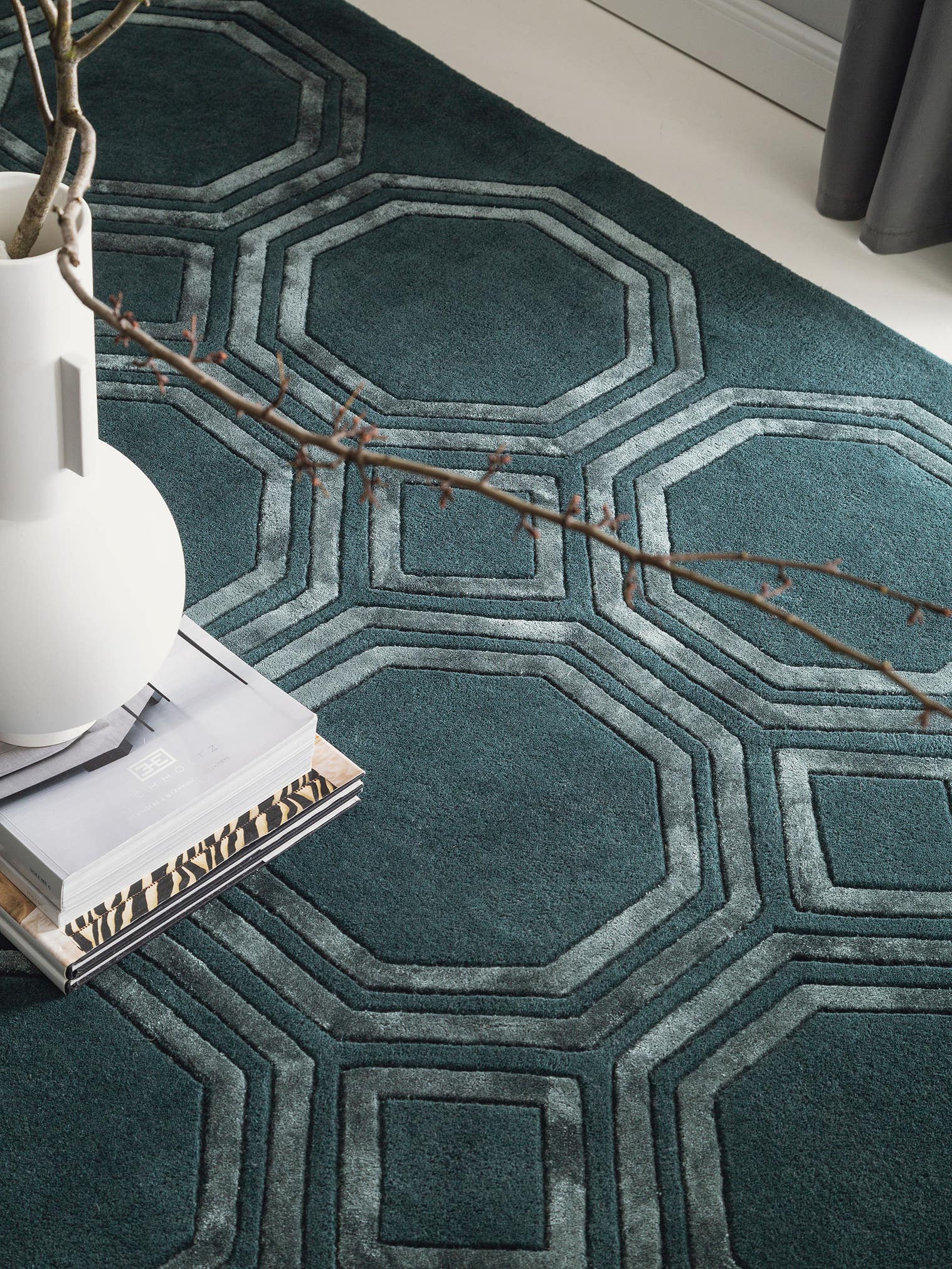 Teppich aus 70% Wolle, 30% Viskose in Grün mit 11 bis 20 mm hohem Flor von benuta Finest