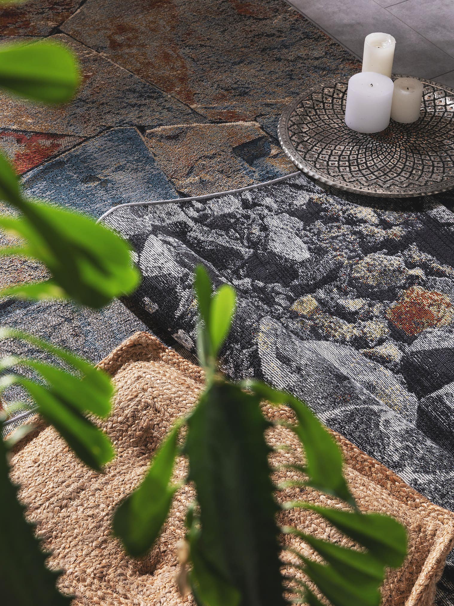 Teppich aus 76% Polypropylen, 24% Polyester in Grau mit bis 5 mm hohem Flor von benuta