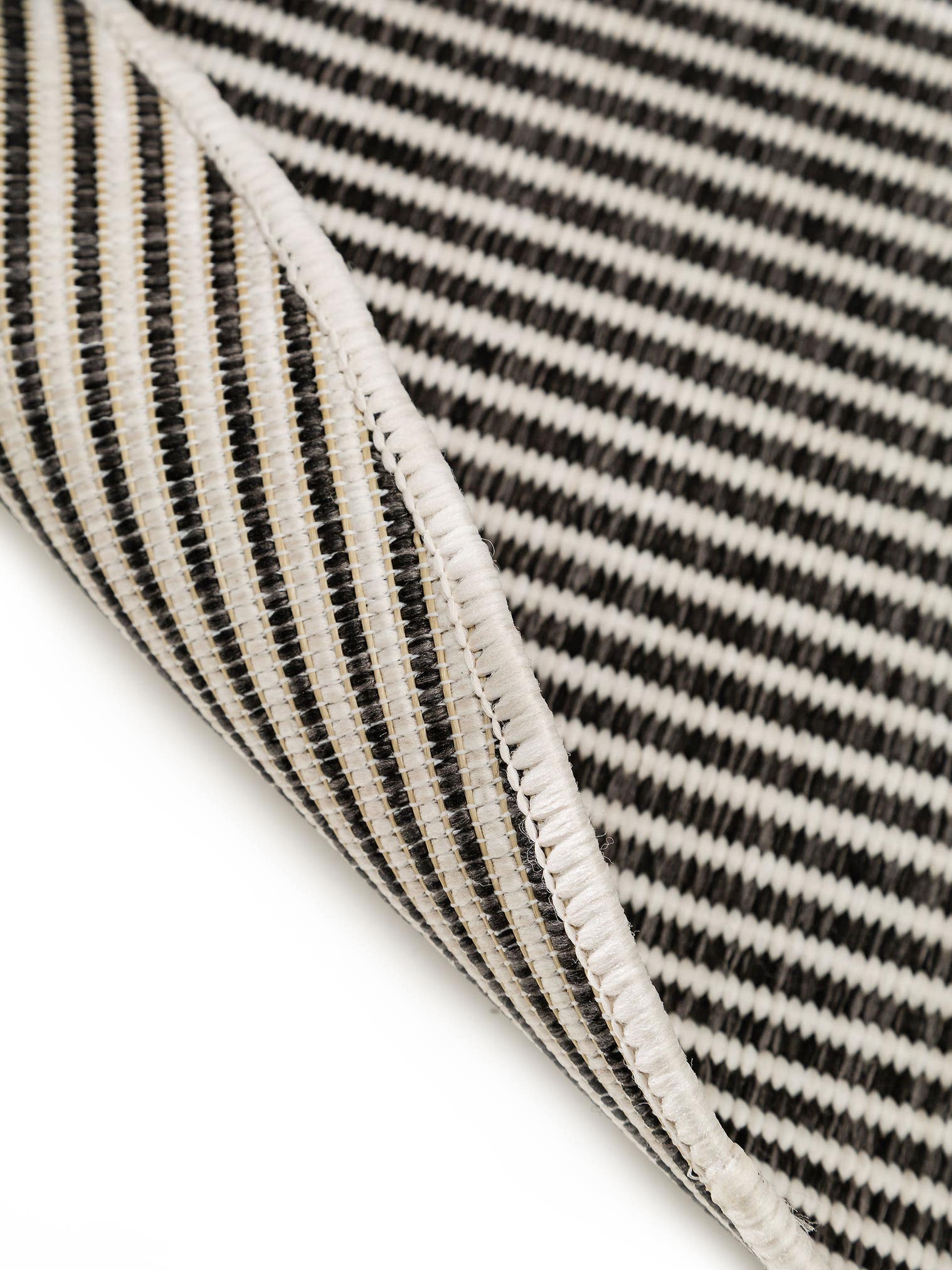Tapis en 100% Polypropylène en Noir avec une pile de 1- 5 mm de hauteur de benuta