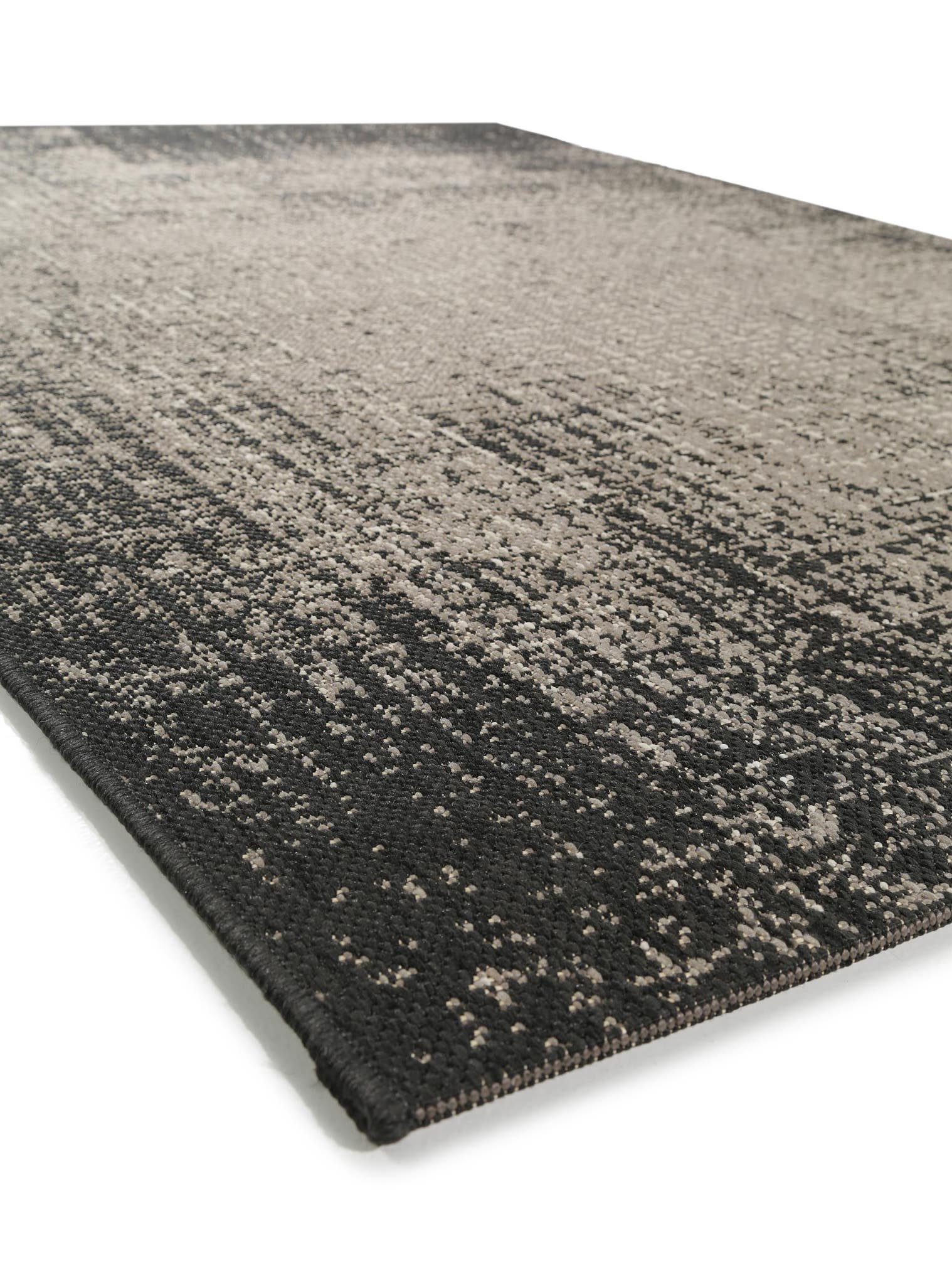 Teppich aus 100% Polypropylen in Schwarz mit bis 5 mm hohem Flor von benuta