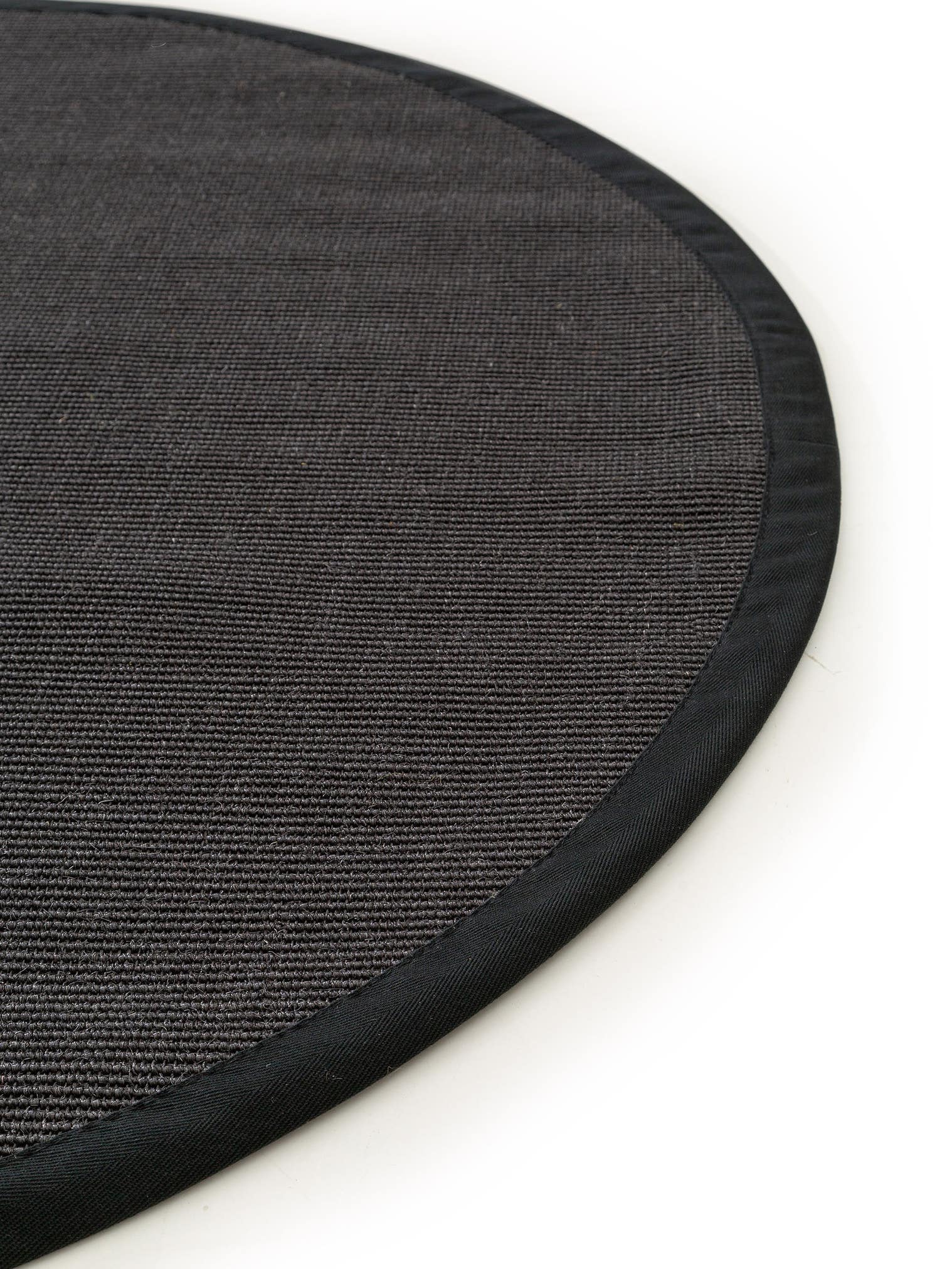 Rug made of 100% Sisal in Black with a 1- 5 mm high pile by benuta Nest