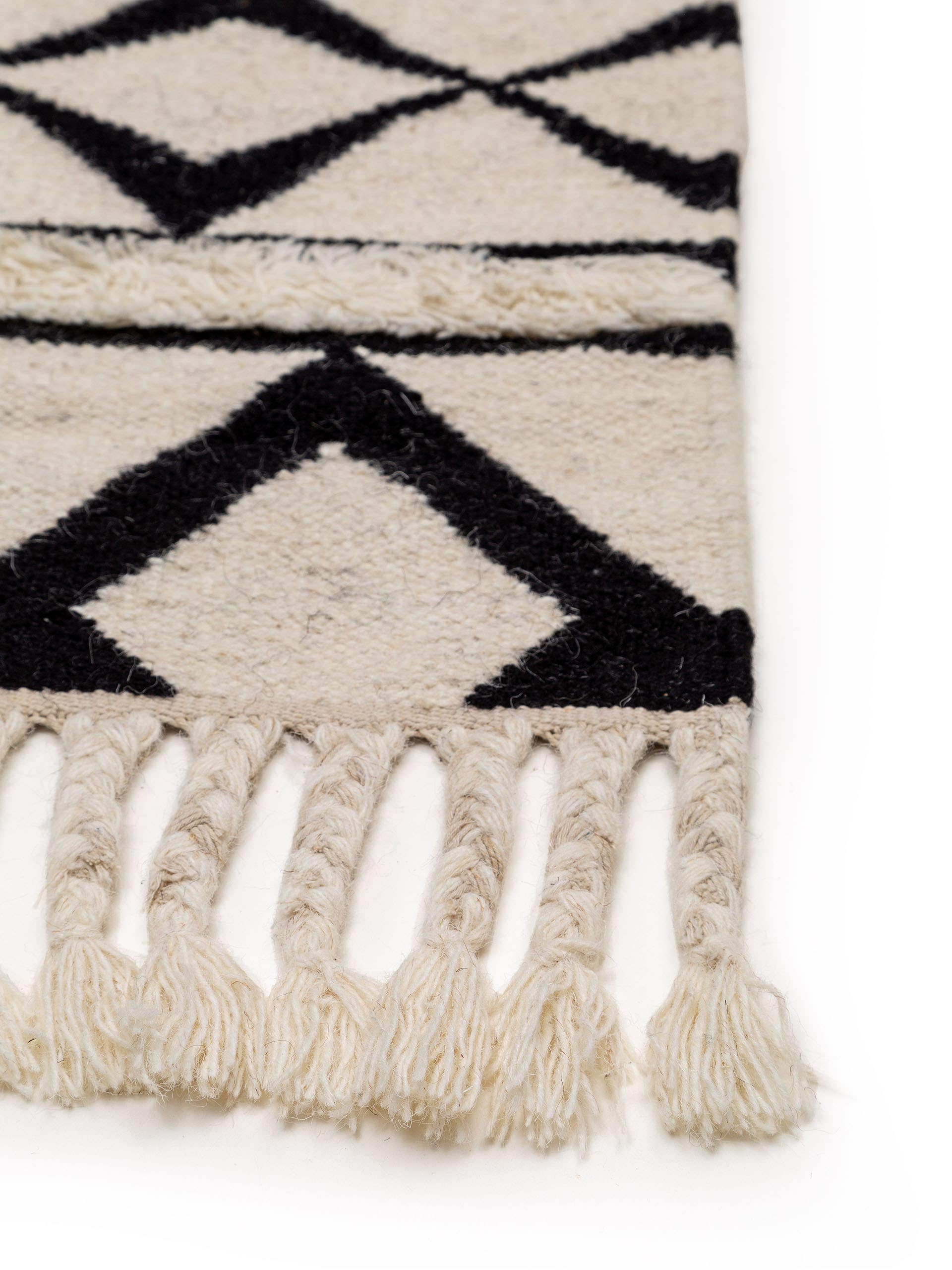 Rug made of 80% wool, 20% cotton in Black/White with a 6 - 10 mm high pile by benuta Pure