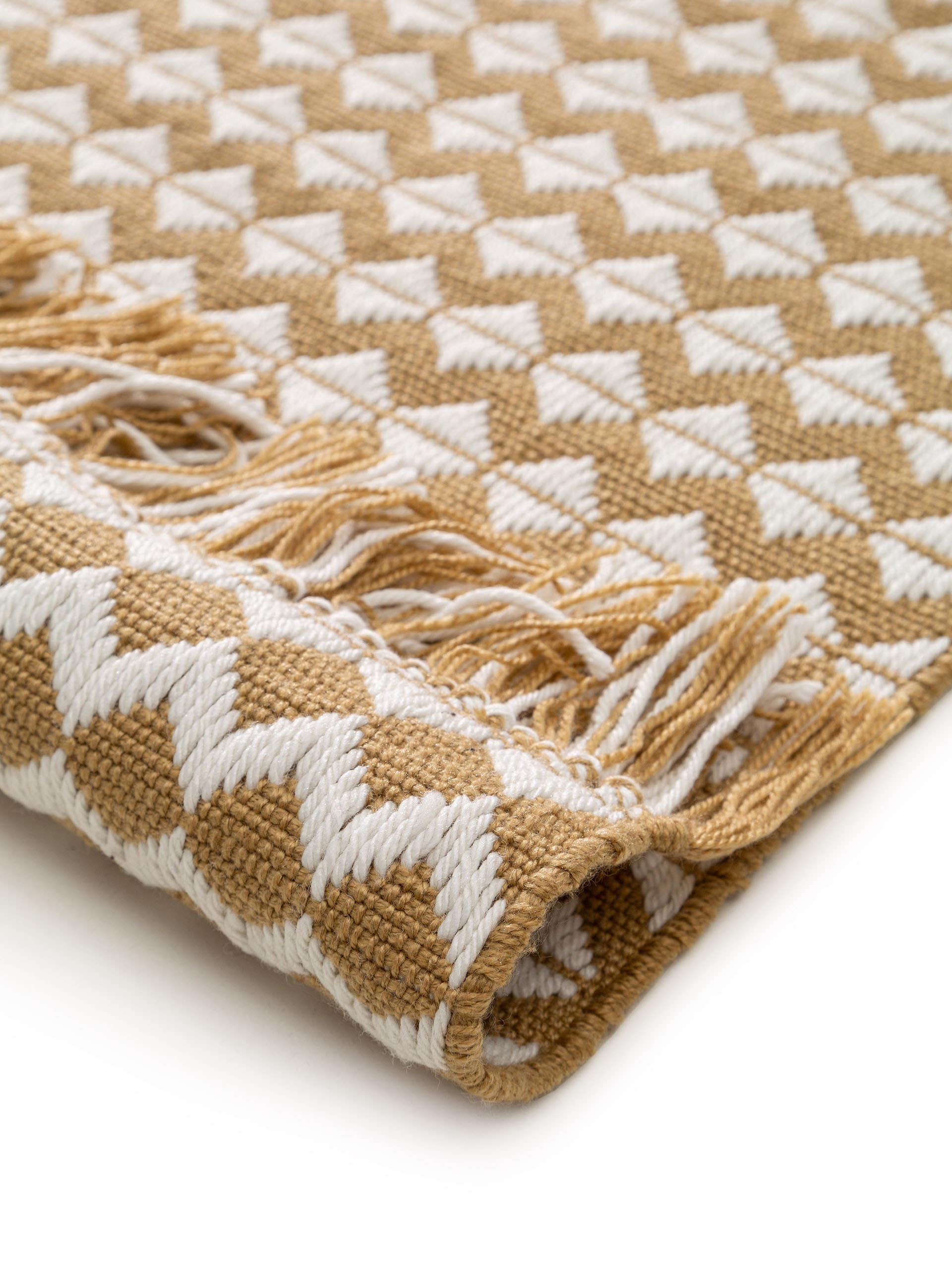Matta av 100% Polyester i Gul med 1- 5 mm hög lugg från benuta Pure