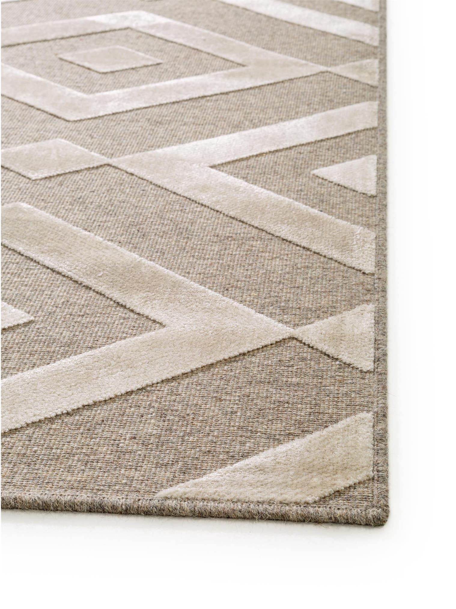 Tæppe af 100% Viskose i Beige med 1- 5 mm høj luv fra benuta Pure