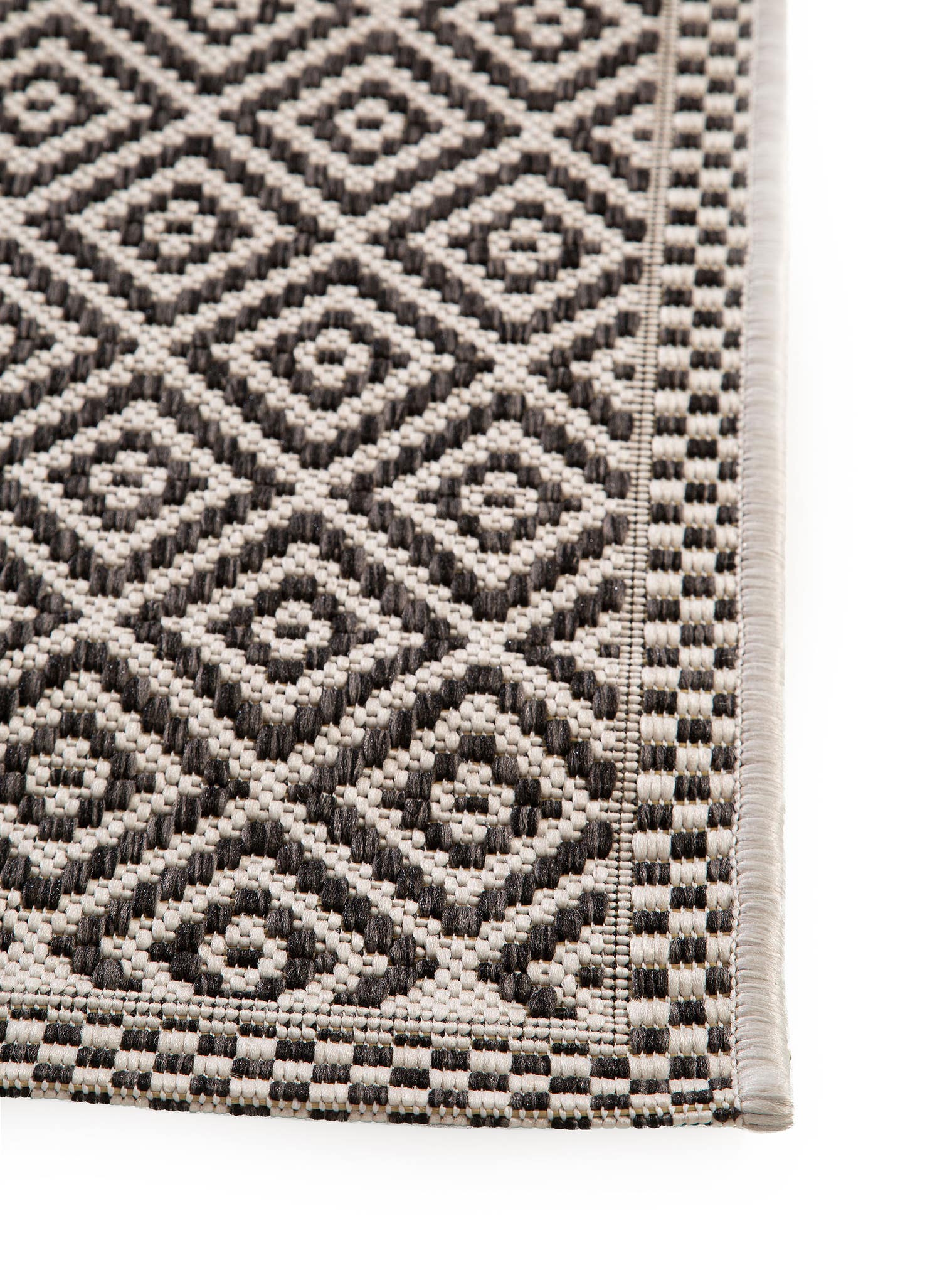 Teppich aus 100% Polypropylen in Schwarz/Weiß mit bis 5 mm hohem Flor von benuta Nest