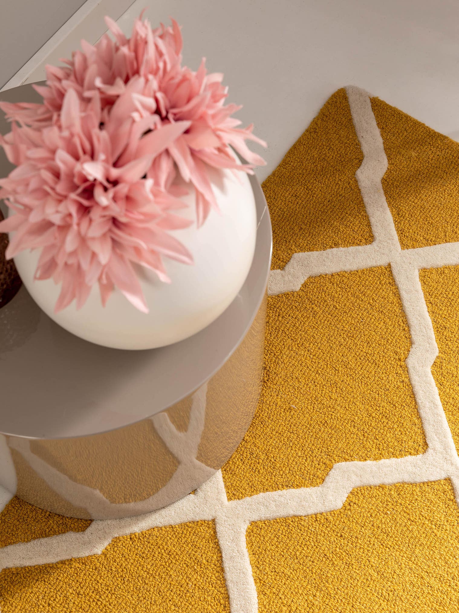 Teppich aus 100% Wolle in Gelb mit 11 bis 20 mm hohem Flor von benuta Pure