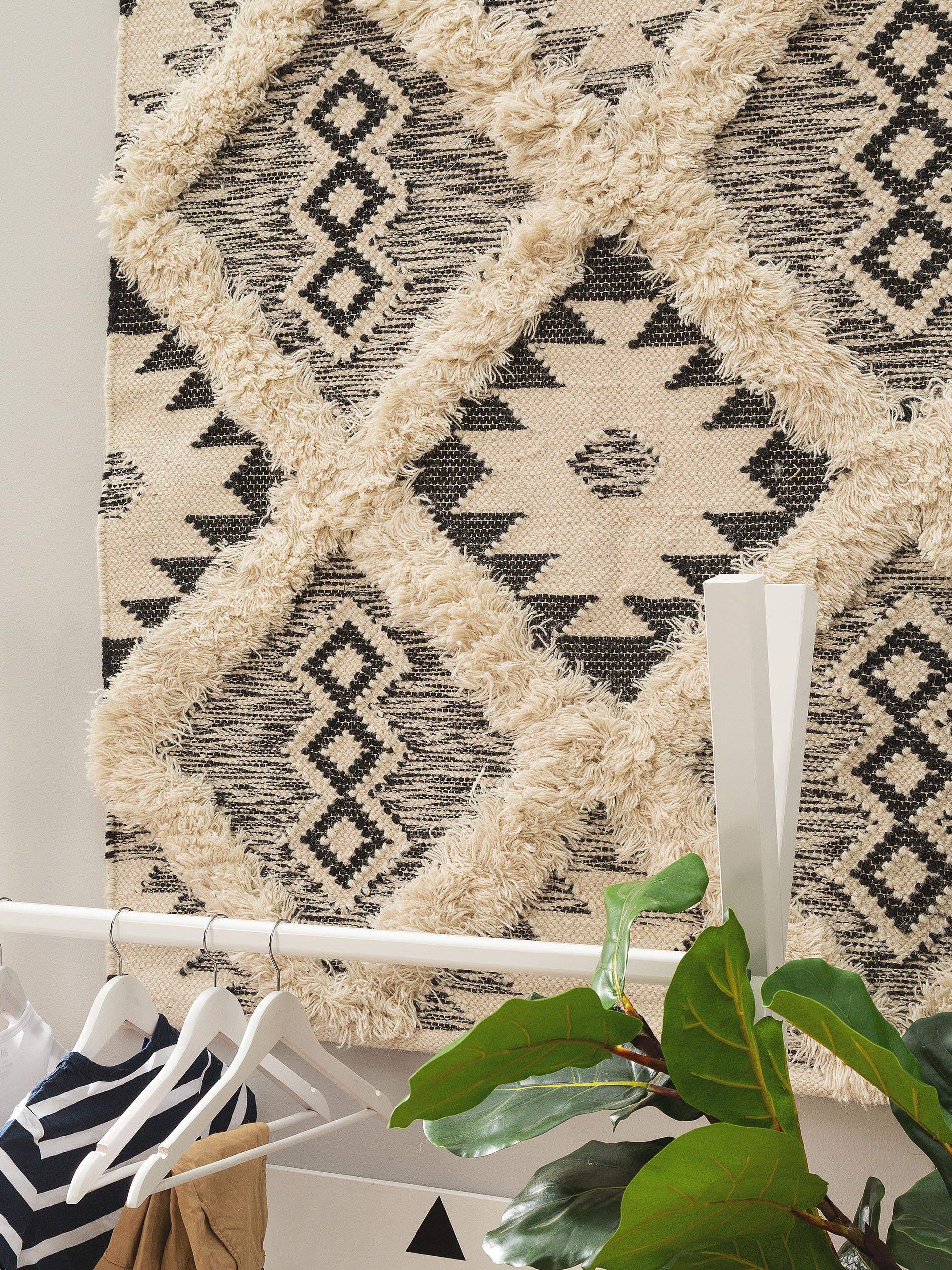 Rug made of 80% wool, 20% cotton in Black/White with a 11 - 20 mm high pile by Lytte