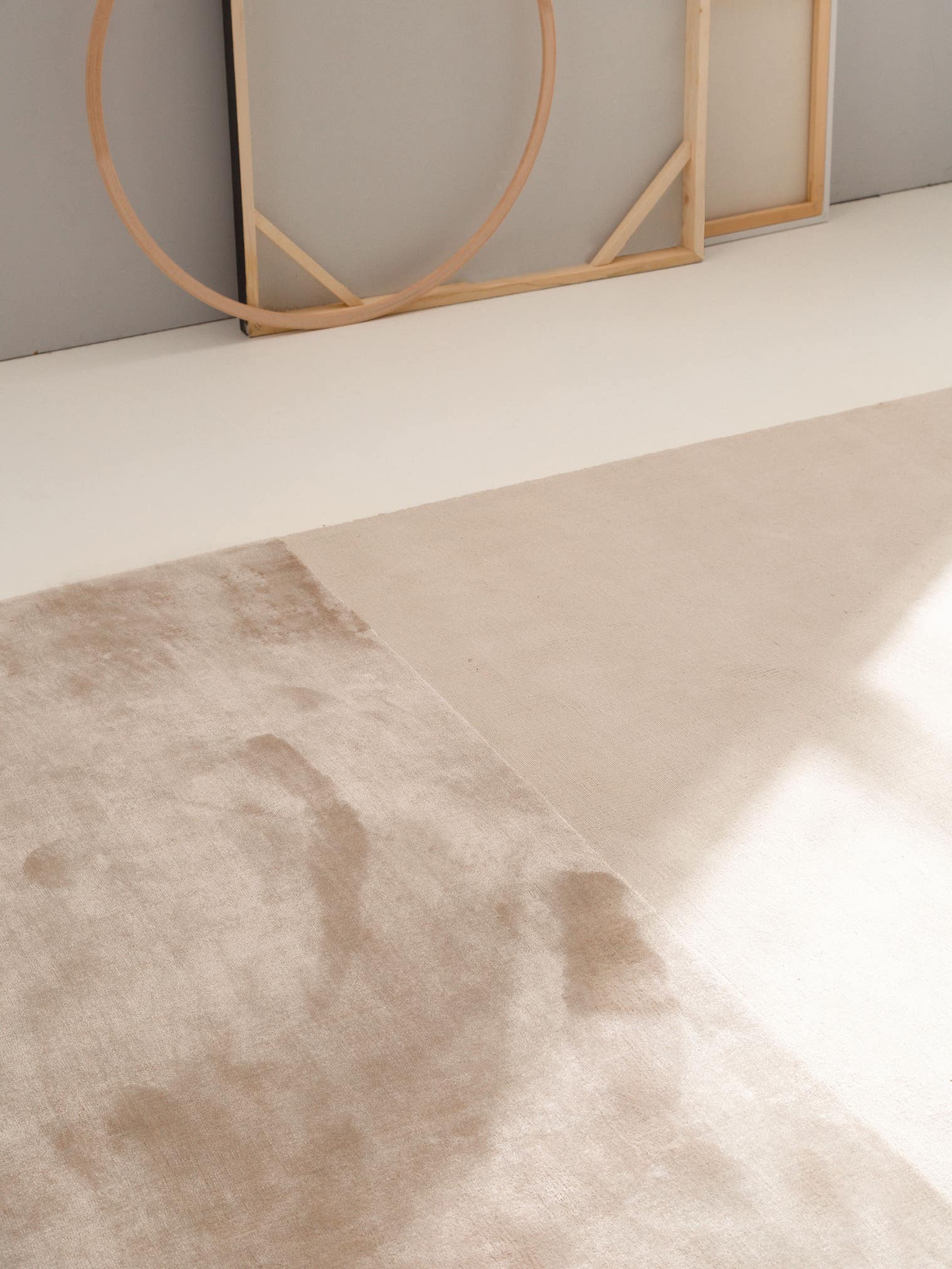 Teppich aus 100% Viskose in Beige mit 6 bis 10 mm hohem Flor von benuta