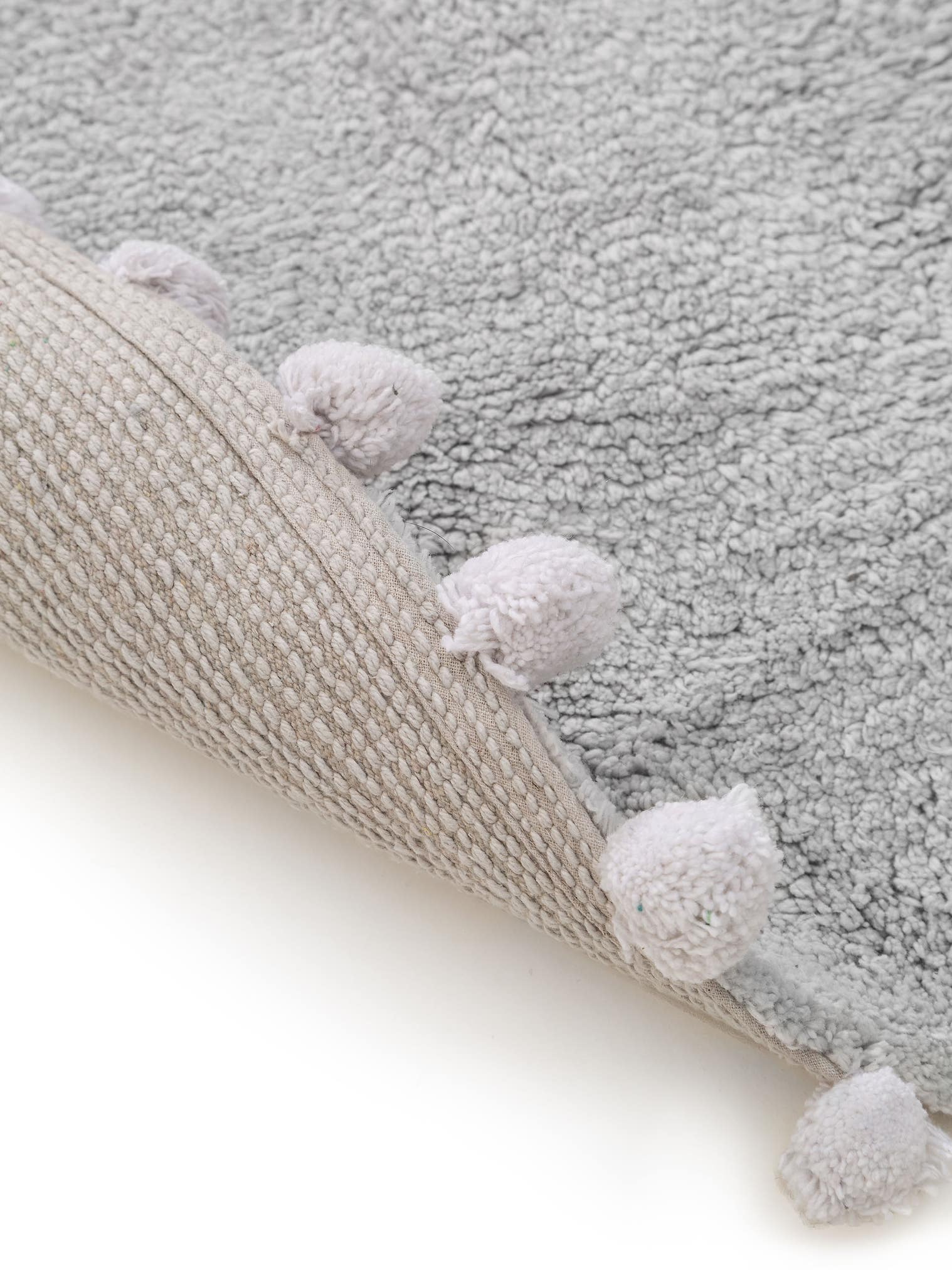 Teppich aus 100% Baumwolle in Grau mit 6 bis 10 mm hohem Flor von Lytte
