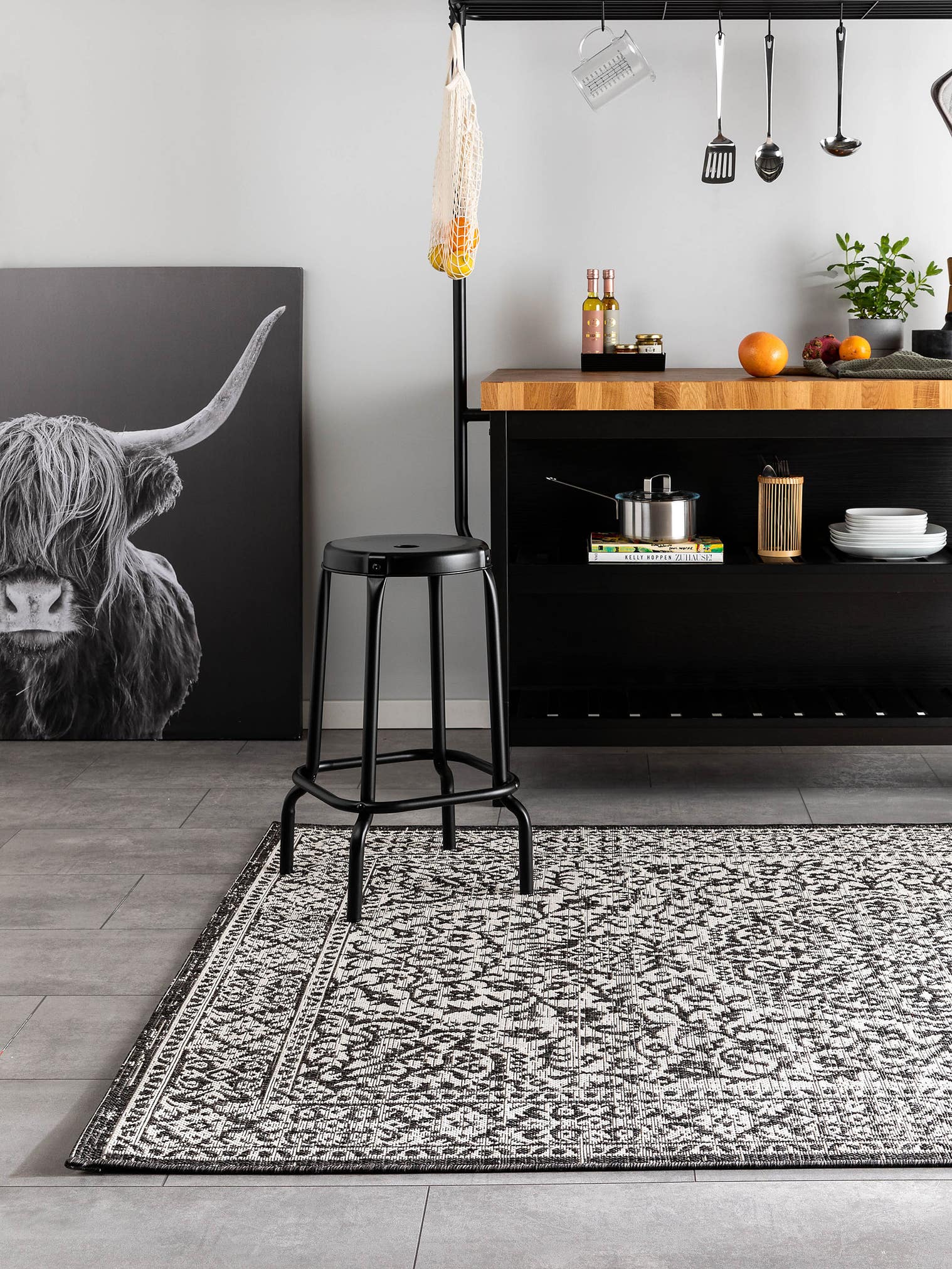 Teppich aus 100% Polypropylen in Schwarz/Weiß mit bis 5 mm hohem Flor von benuta Nest