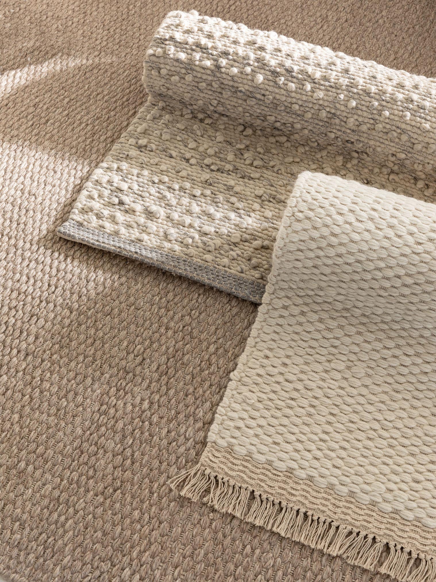 Teppich aus 40% Wolle, 30% Baumwolle, 30% Viskose in Beige mit bis 5 mm hohem Flor von benuta Pure