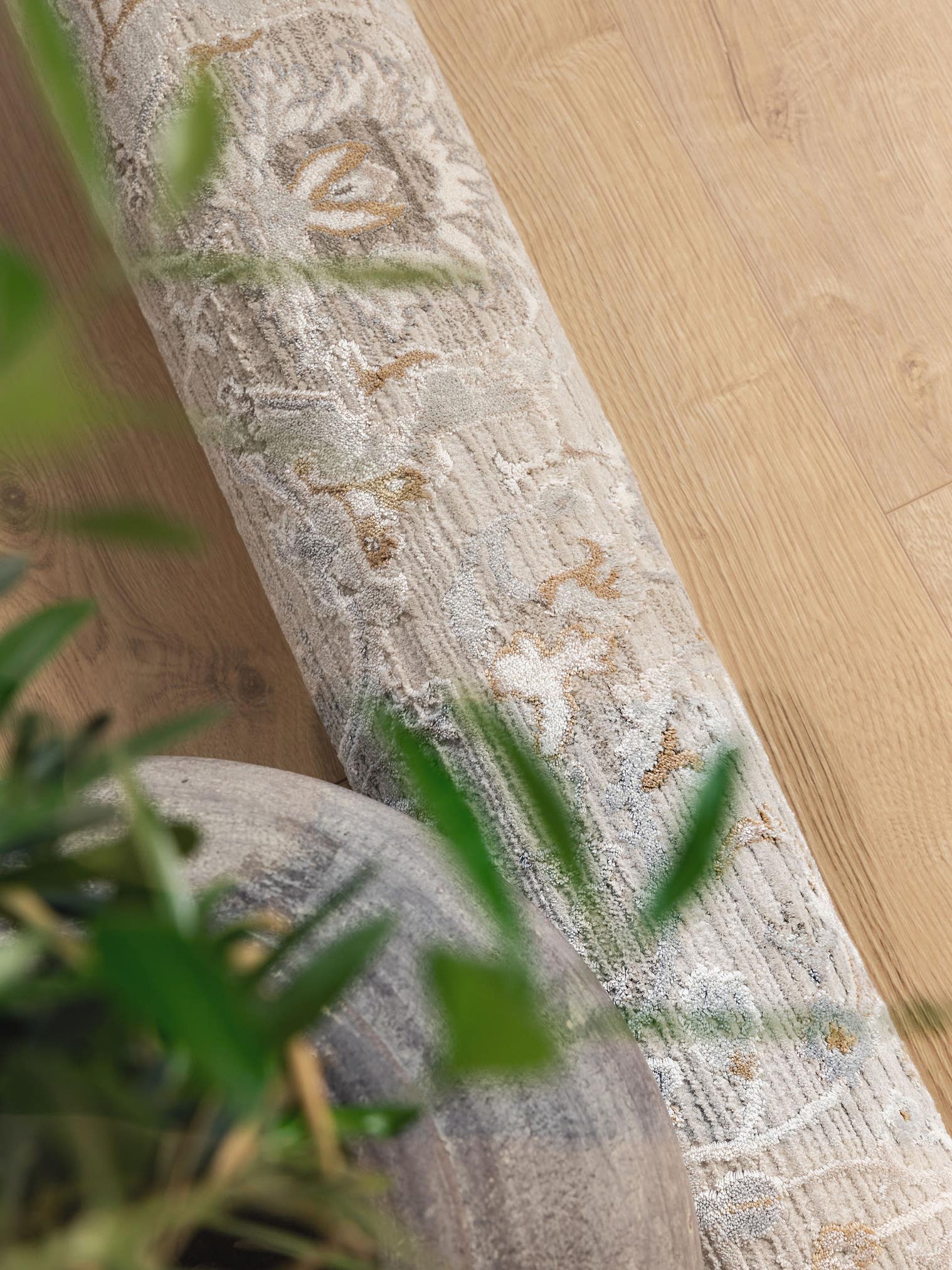 Teppich aus 65% Viskose, 35% Polyester in Beige mit 6 bis 10 mm hohem Flor von benuta Nest