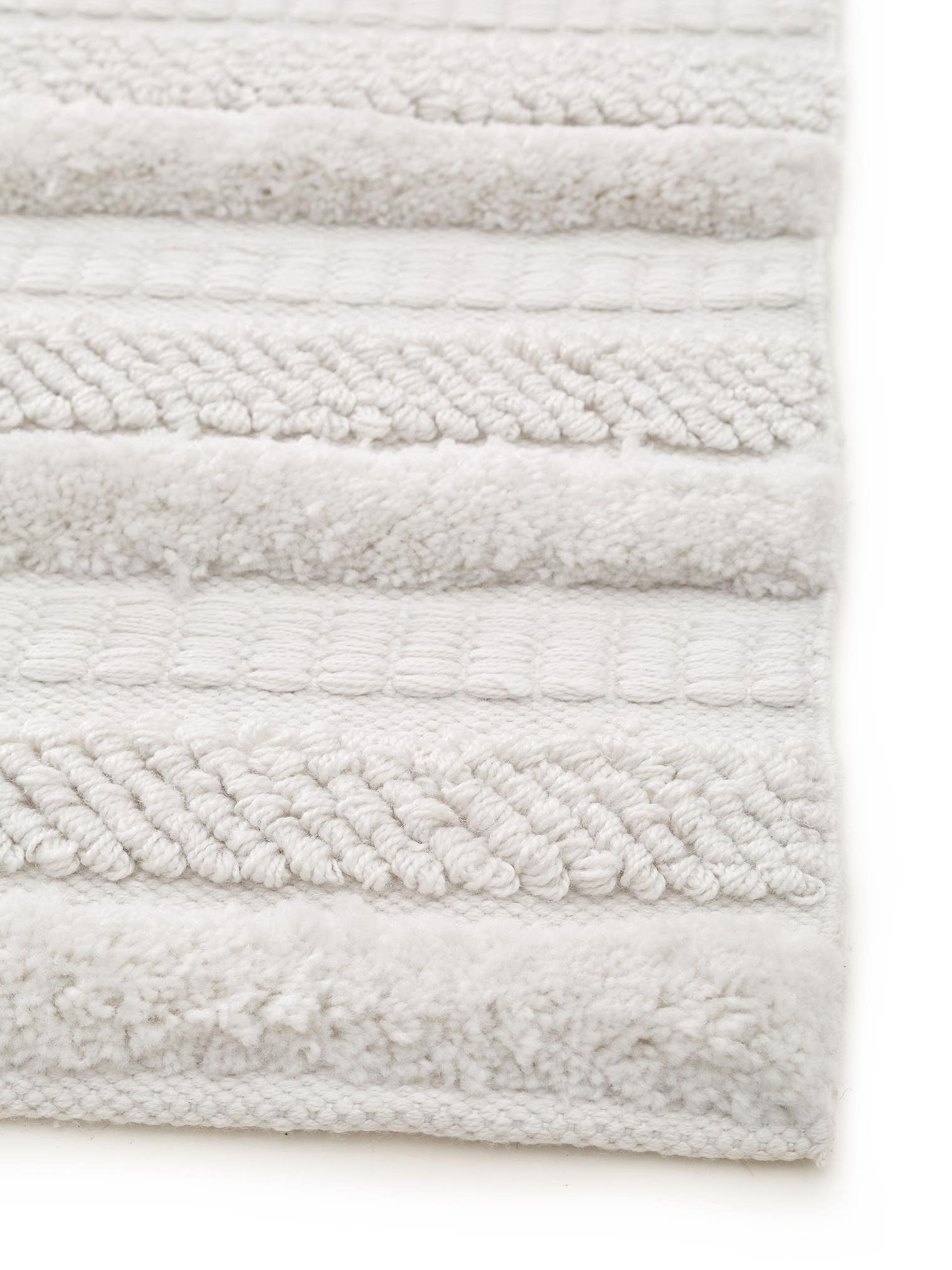 Teppich aus 100% Polyester (recyceltes PET) in Weiß mit 41 bis 50 mm hohem Flor von benuta Pure