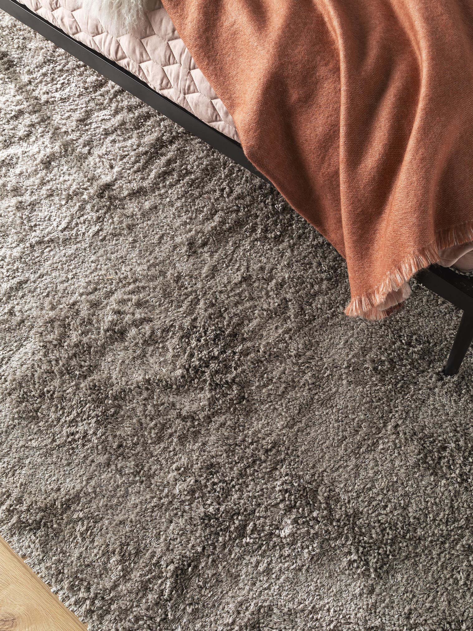 Teppich aus 50% Polyester, 50% Polypropylen in Grau mit 41 bis 50 mm hohem Flor von benuta