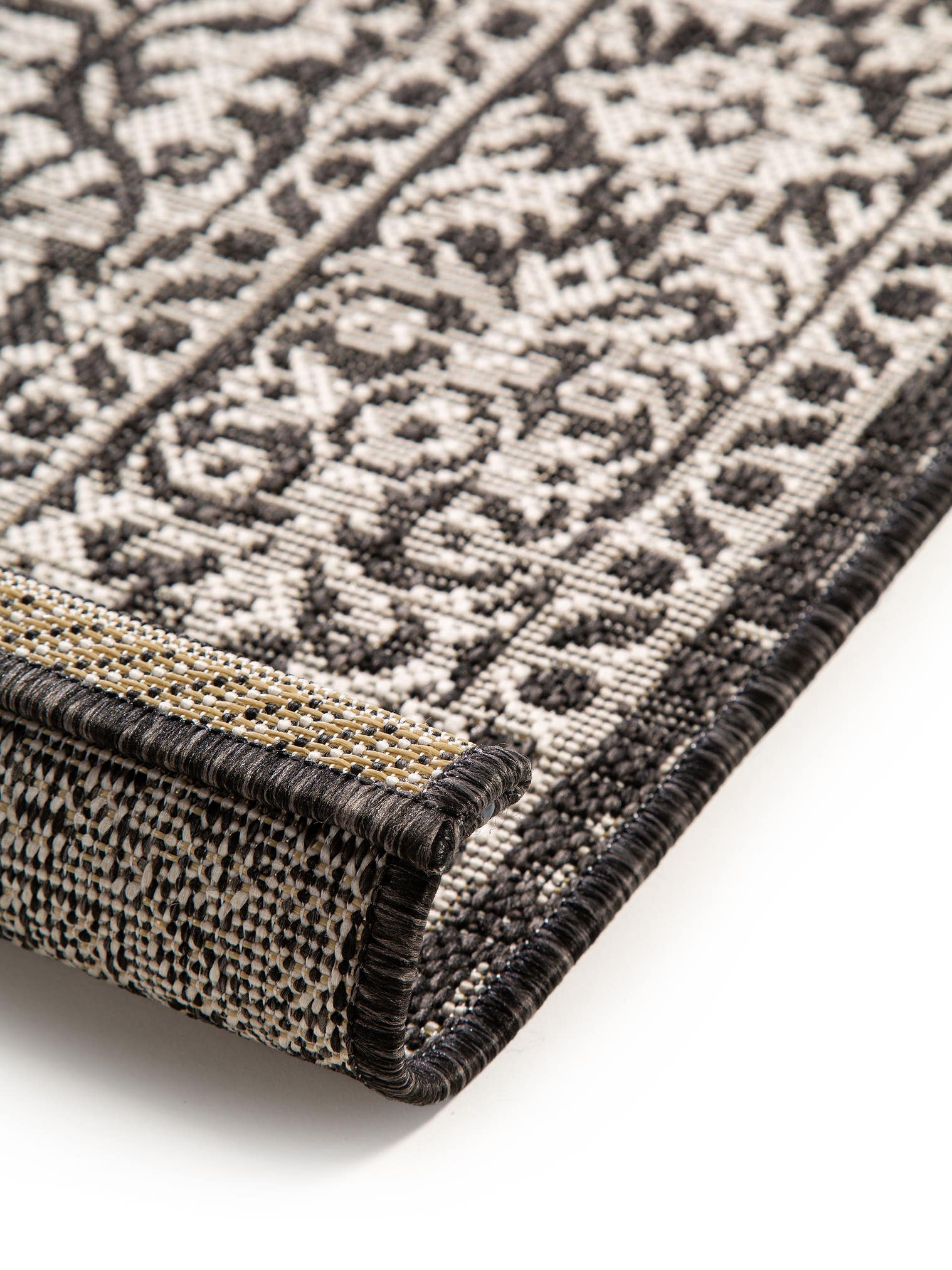 Teppich aus 100% Polypropylen in Schwarz/Weiß mit bis 5 mm hohem Flor von benuta Nest