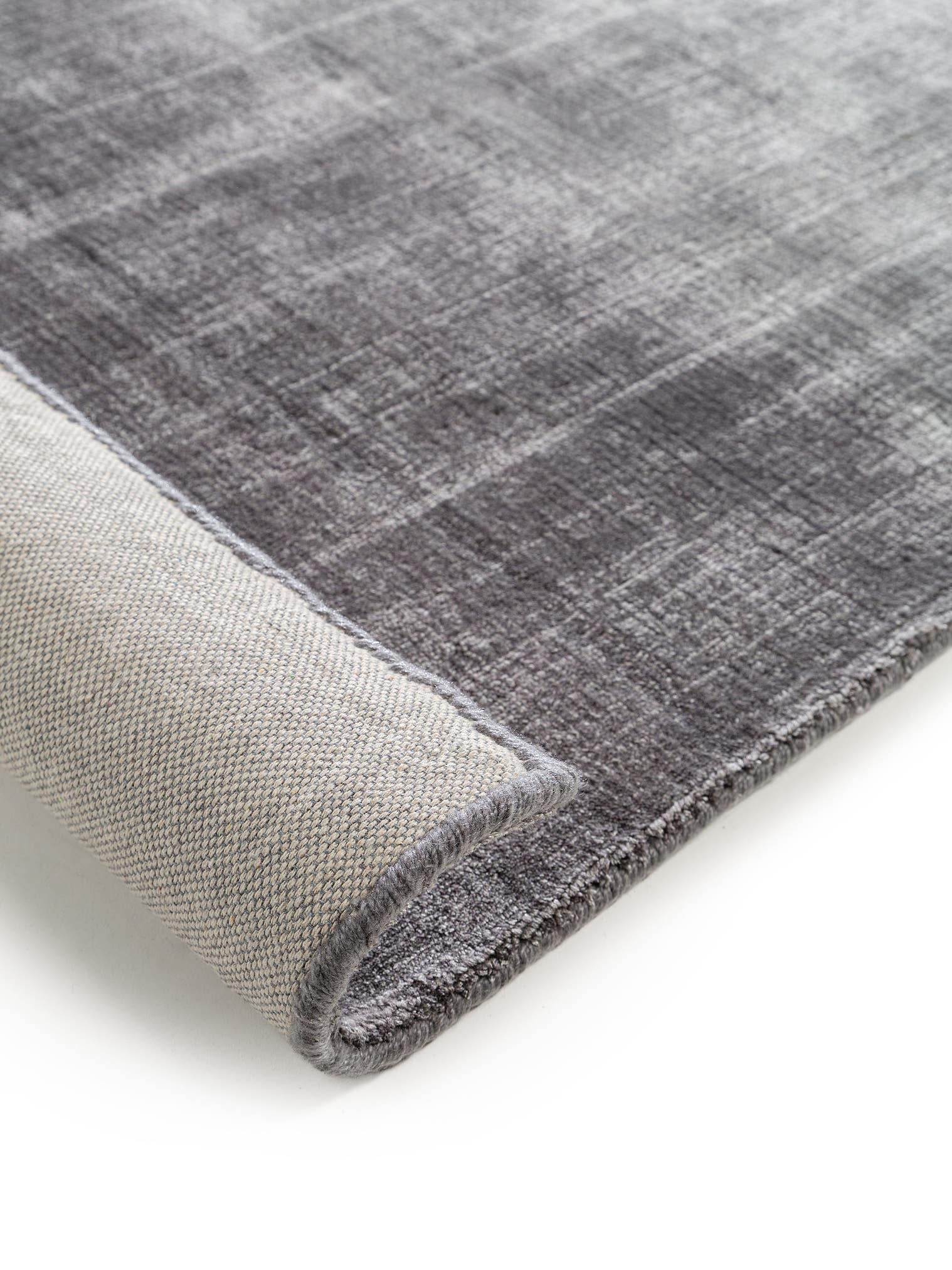 Teppich aus 100% Viskose in Grau mit 6 bis 10 mm hohem Flor von benuta Finest