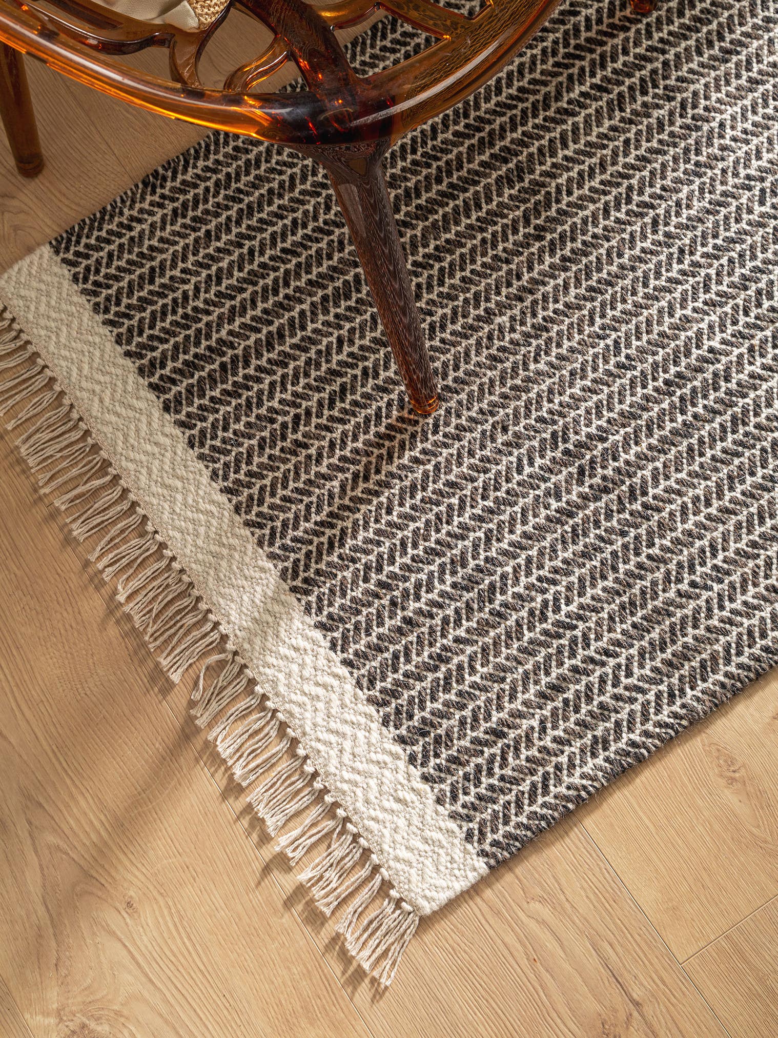 Teppich aus 60% Wolle, 40% Baumwolle in Schwarz/Weiß mit bis 5 mm hohem Flor von benuta Pure