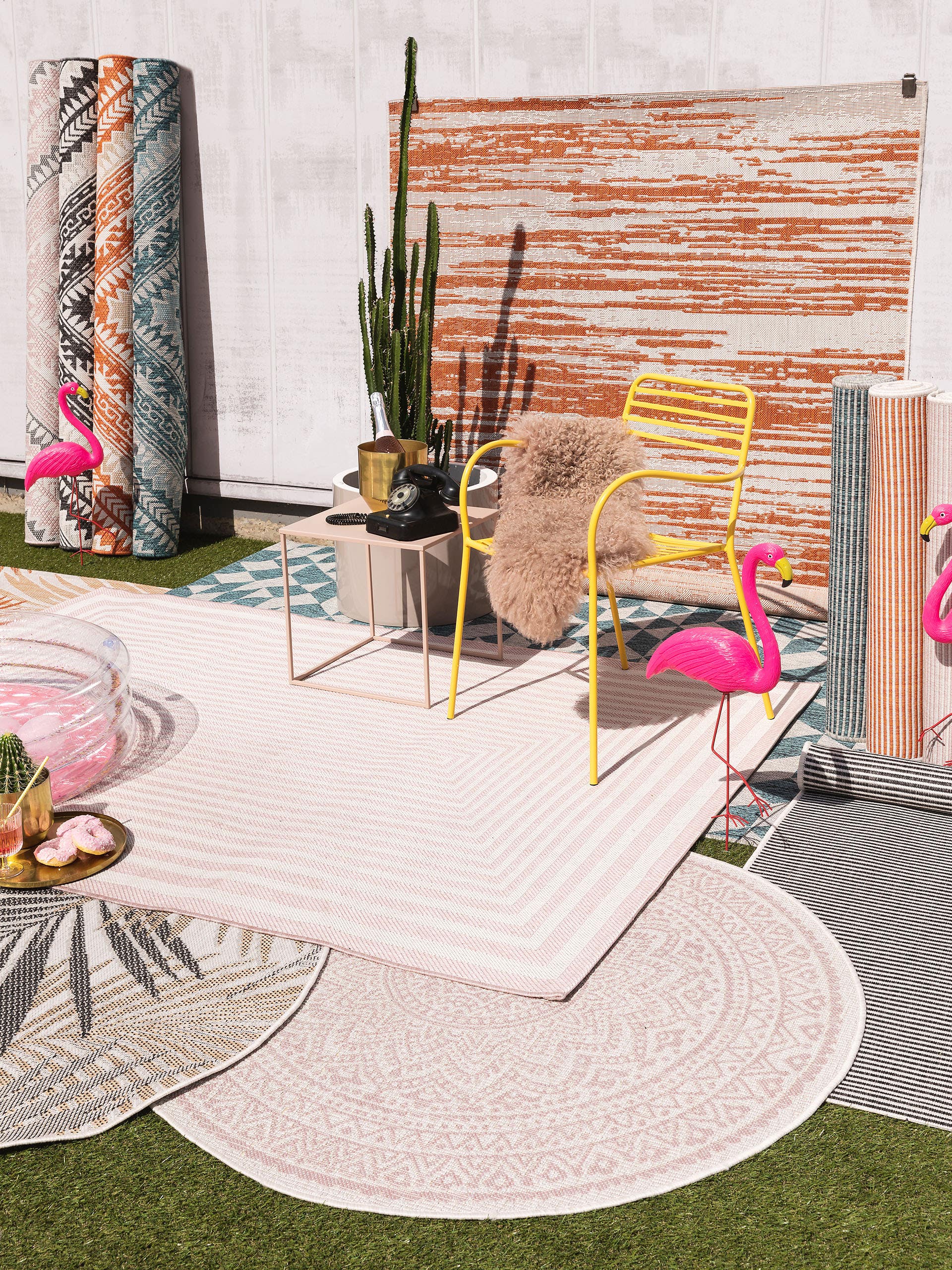 Rug made of 100% Polypropylene in Black with a 1- 5 mm high pile by benuta
